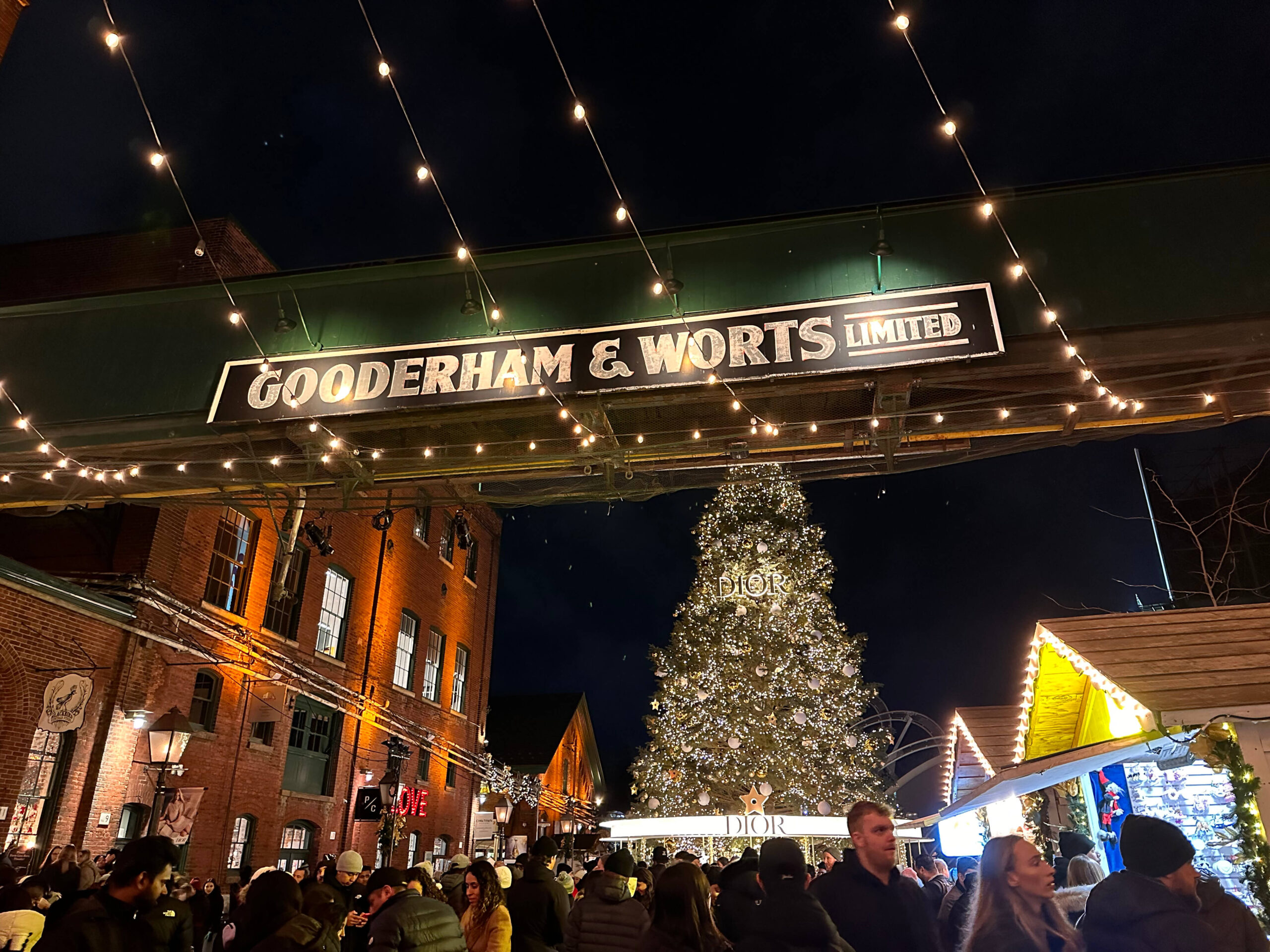 Visitar el Mercado Navideño del Distillery District en Toronto
