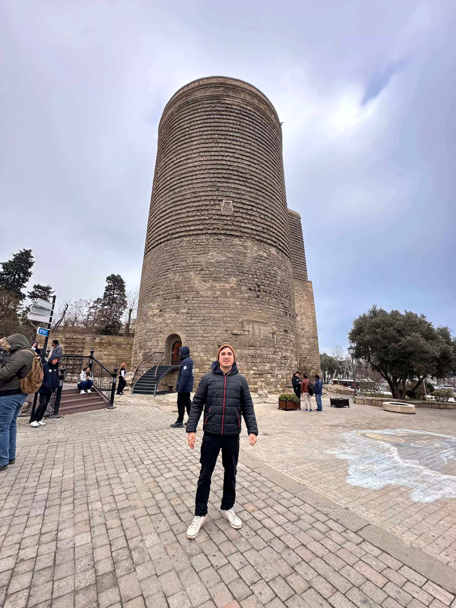 Torres antiguas en el centro de Bakú