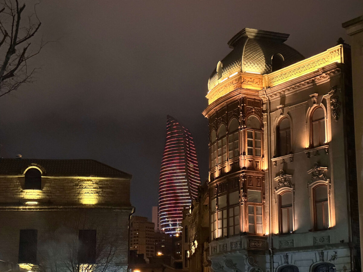 Caminar de noche por la capital de Azerbaiyán