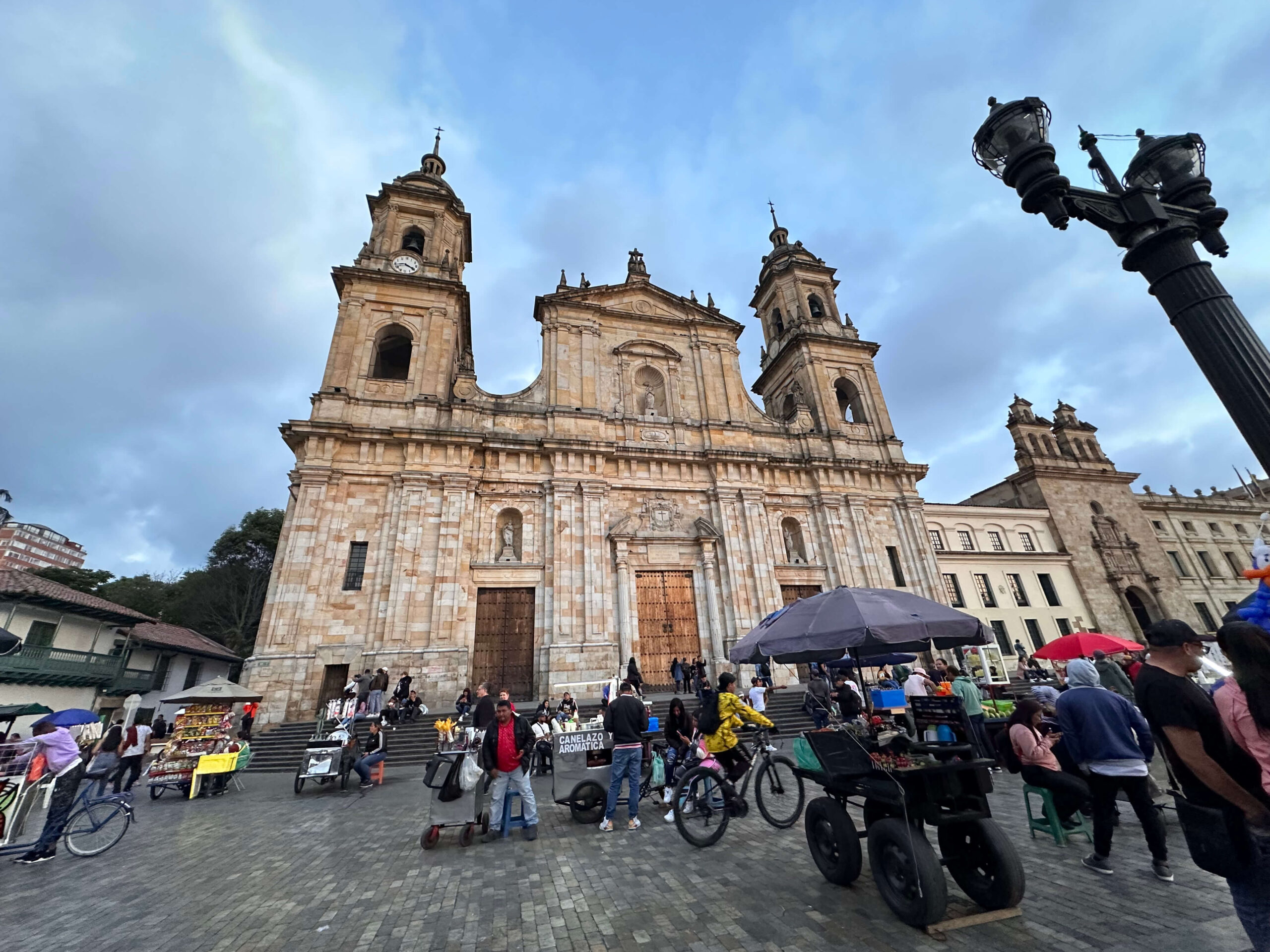 ¿Es seguro viajar solo a Colombia?