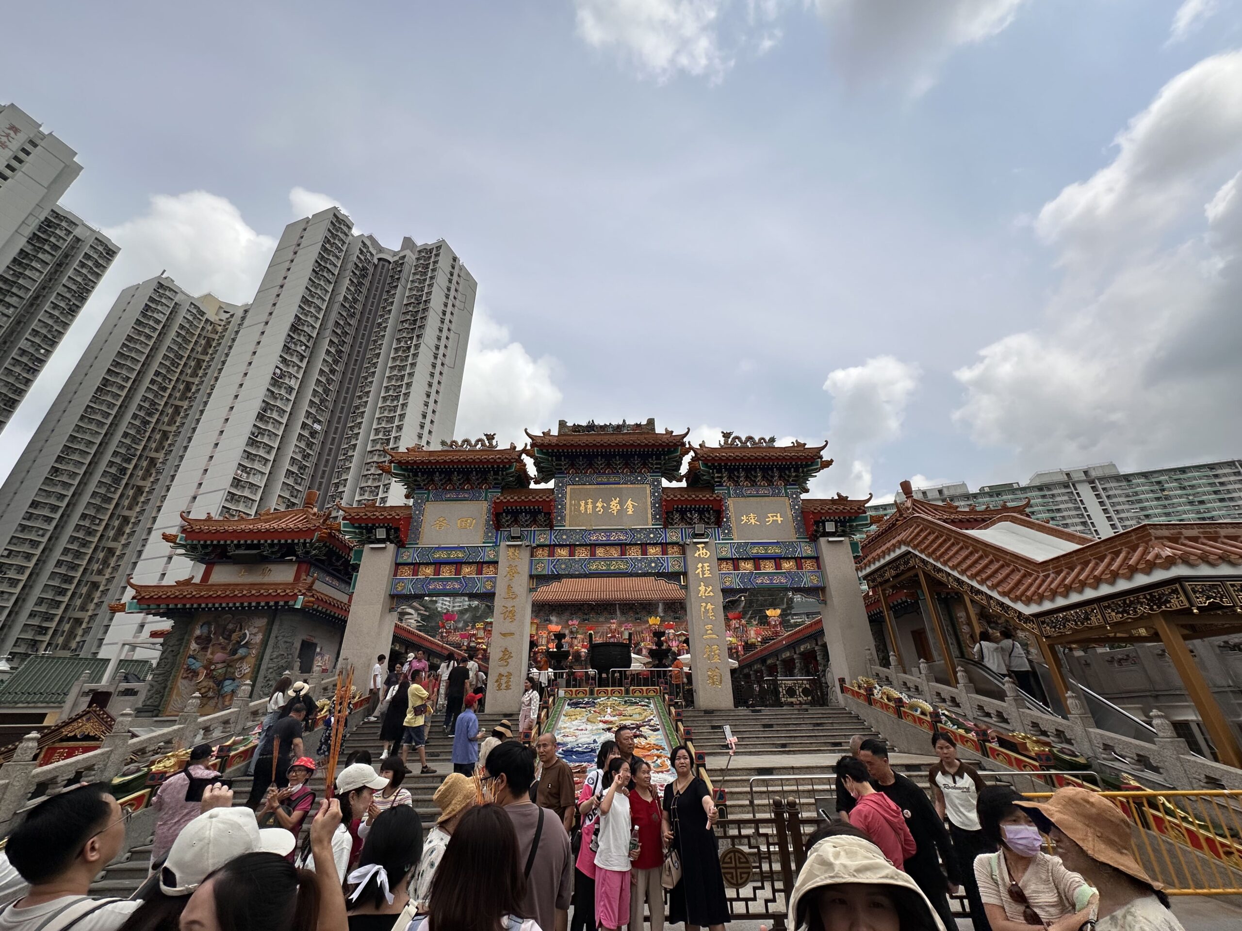 ¿Es seguro viajar solo a Hong Kong?