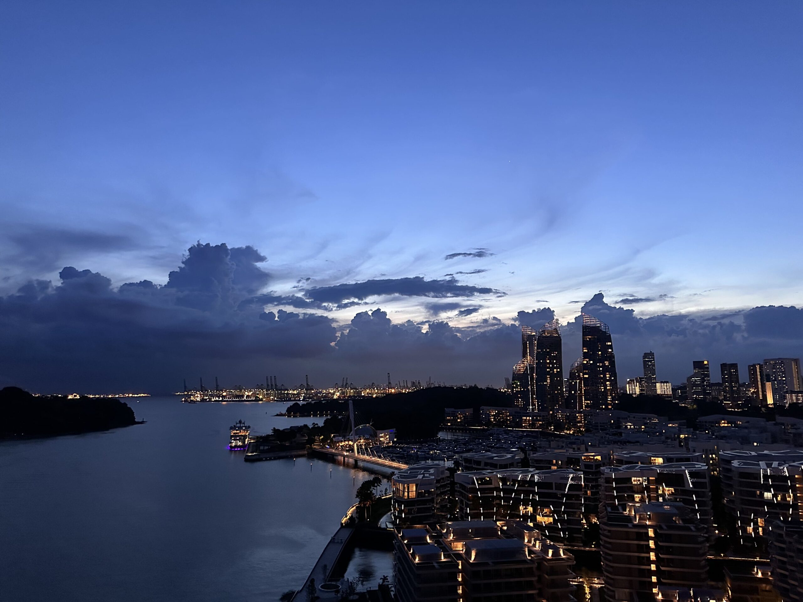 ¿Es seguro viajar solo a Singapur?