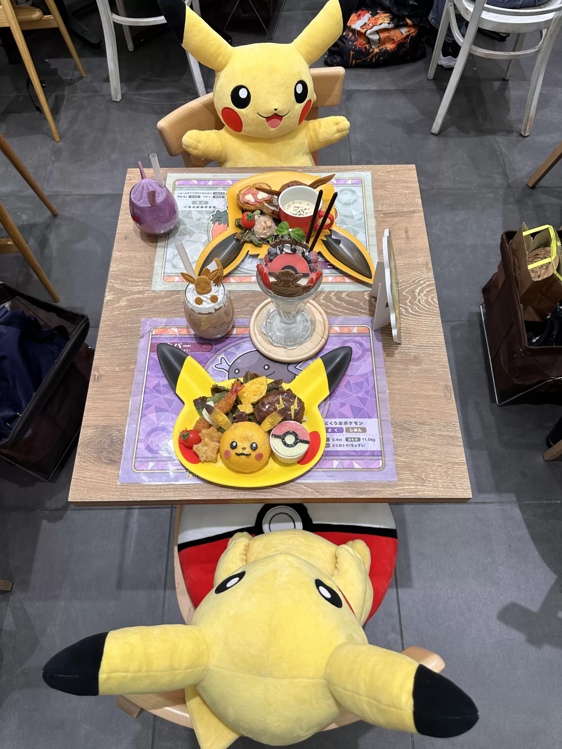 Comer con Pikachu en la mesa