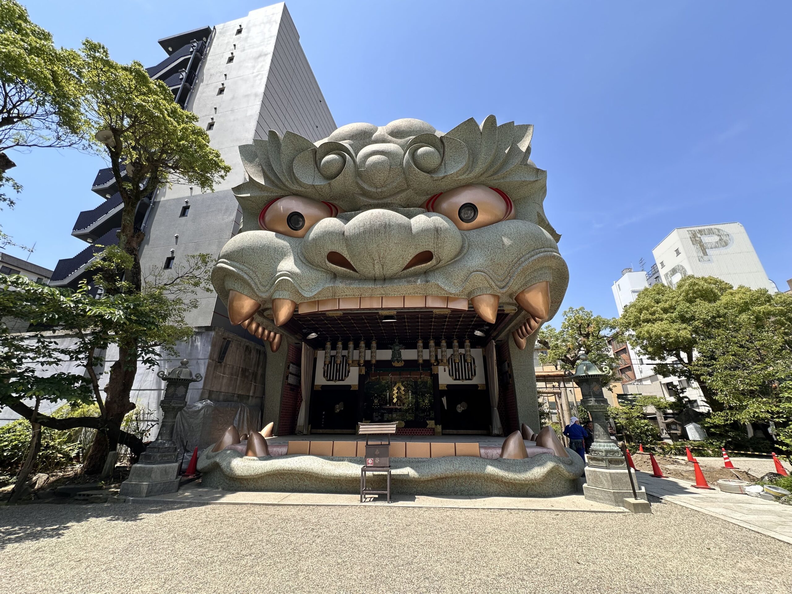 Visitar el Santuario Yasaka Namba en Osaka: Guía Completa