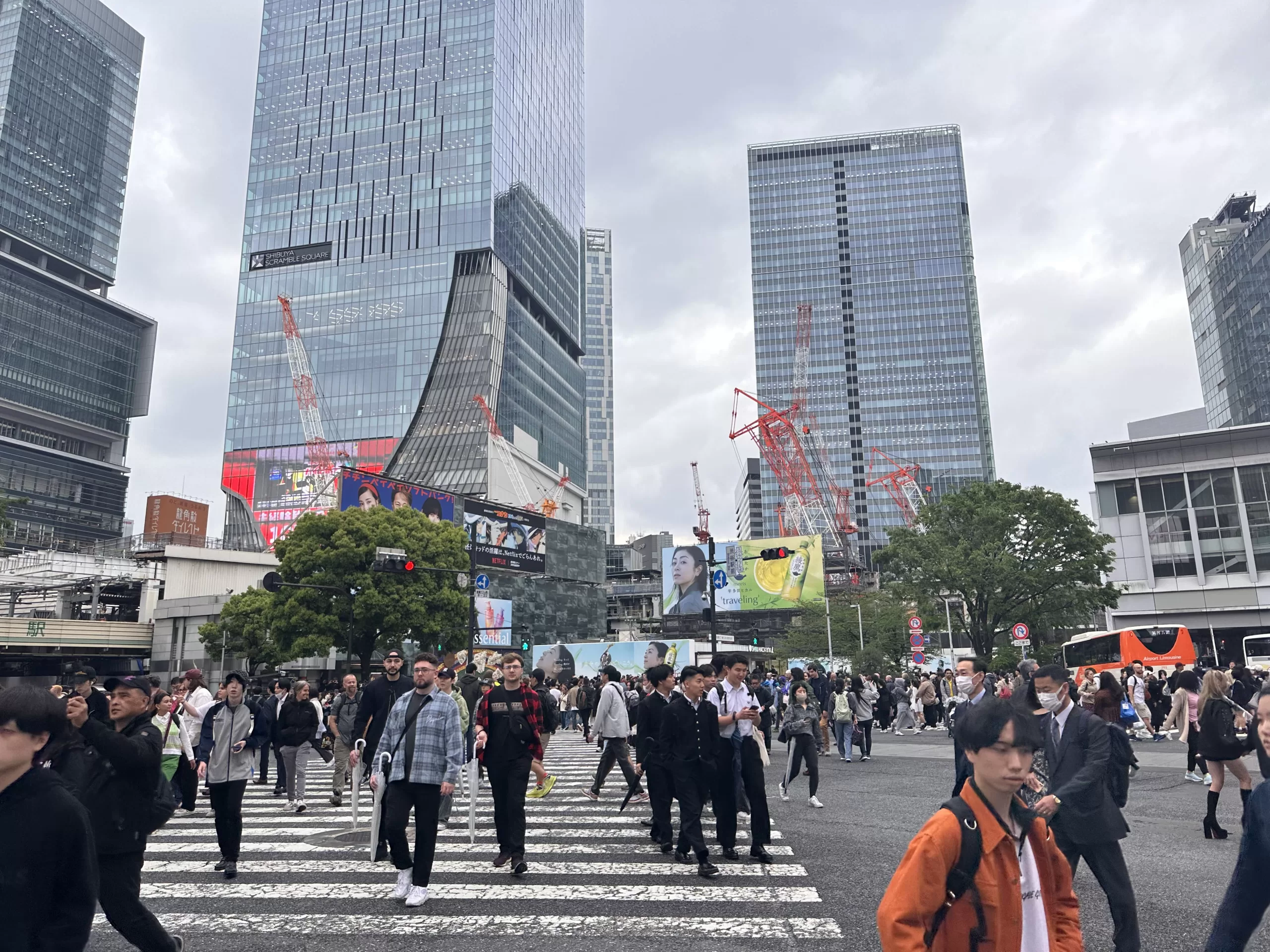 Caminar por el cruce de Shibuya en Tokio