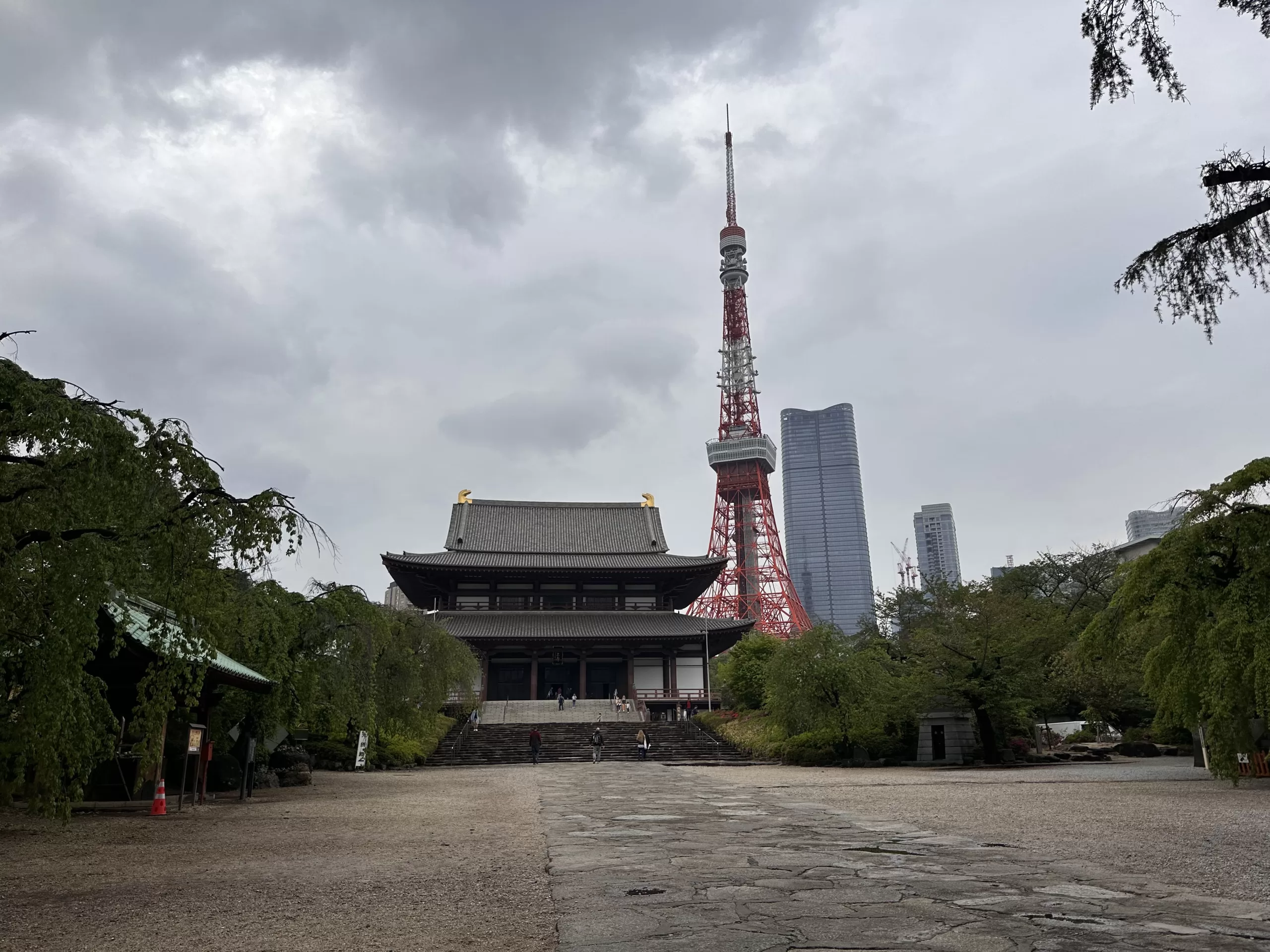 Descubre la Belleza y la Historia del Templo Zojoji en Tokio