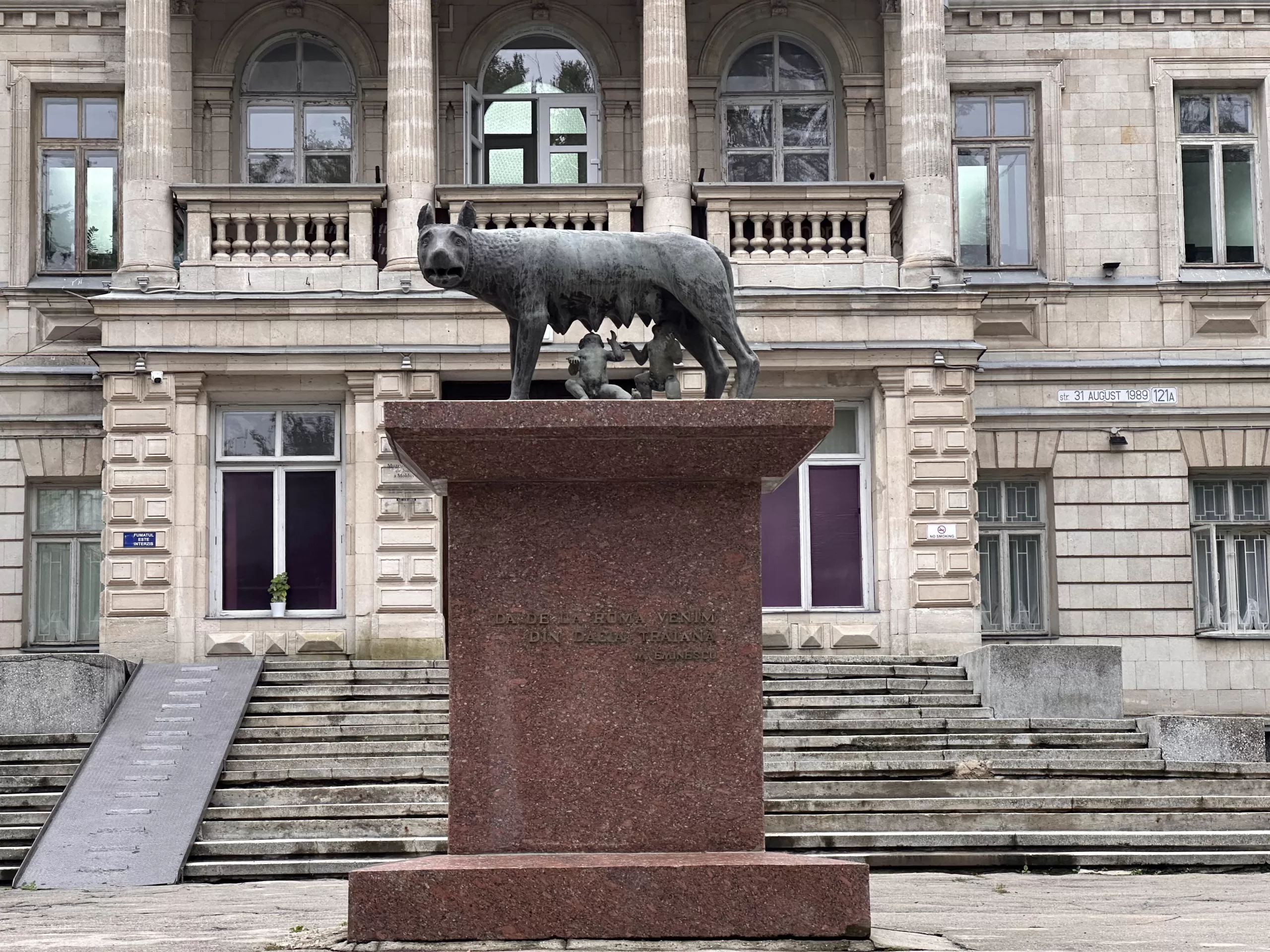 Estatua de la loba, romulo y remo en Chisinau