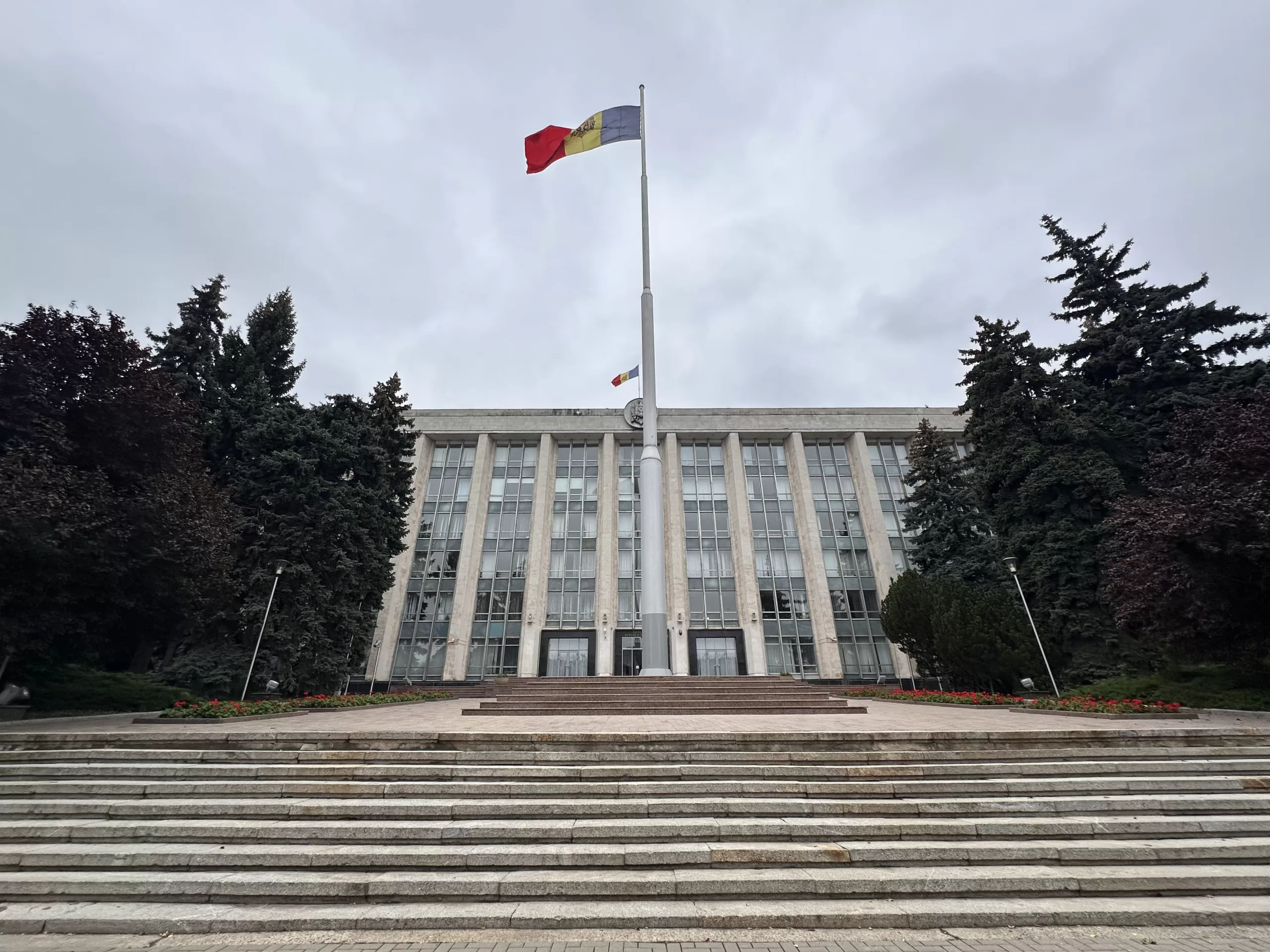 Frente a la Casa del Gobierno de Moldavia