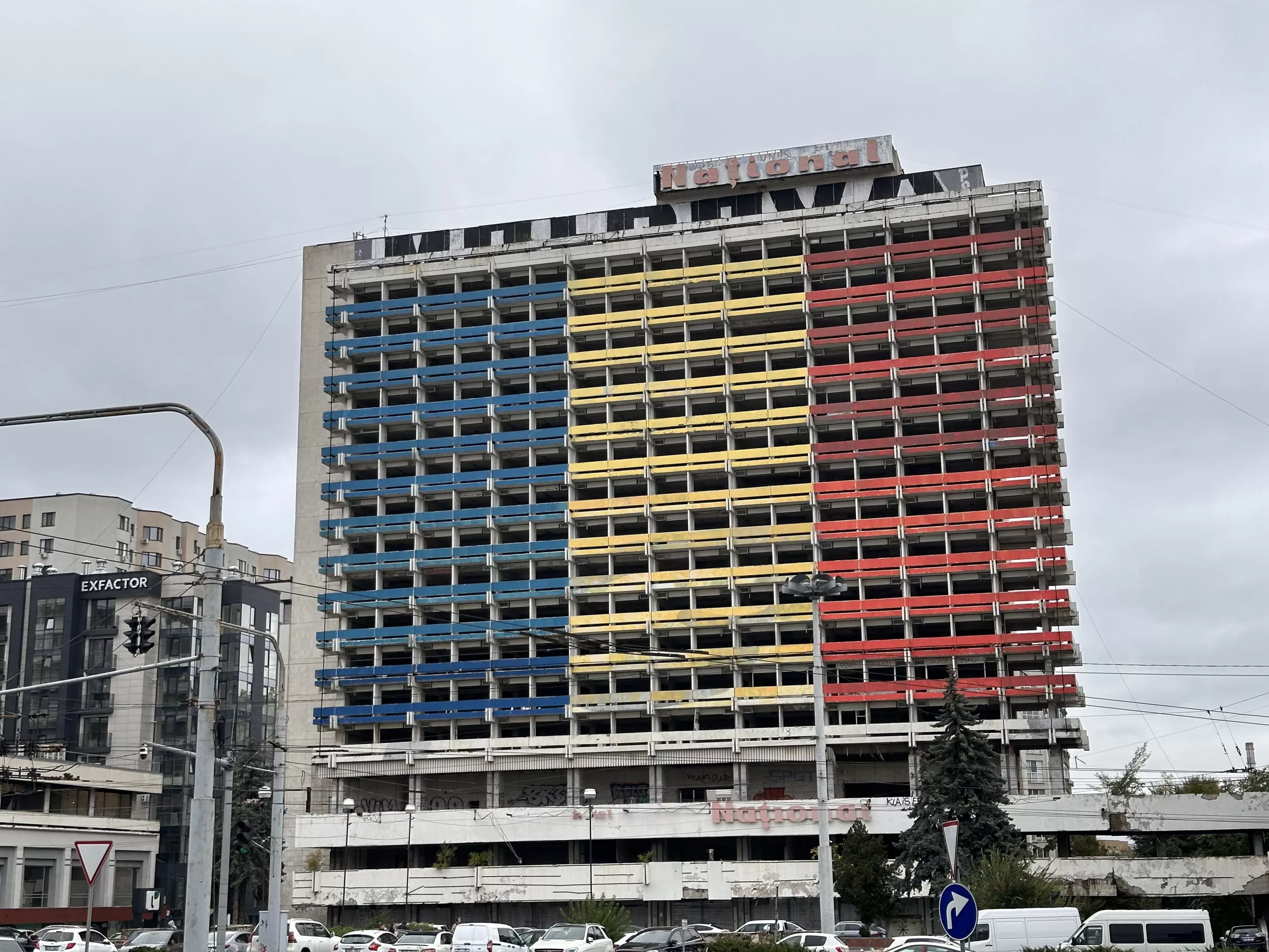 Edificio con la bandera de Moldavia