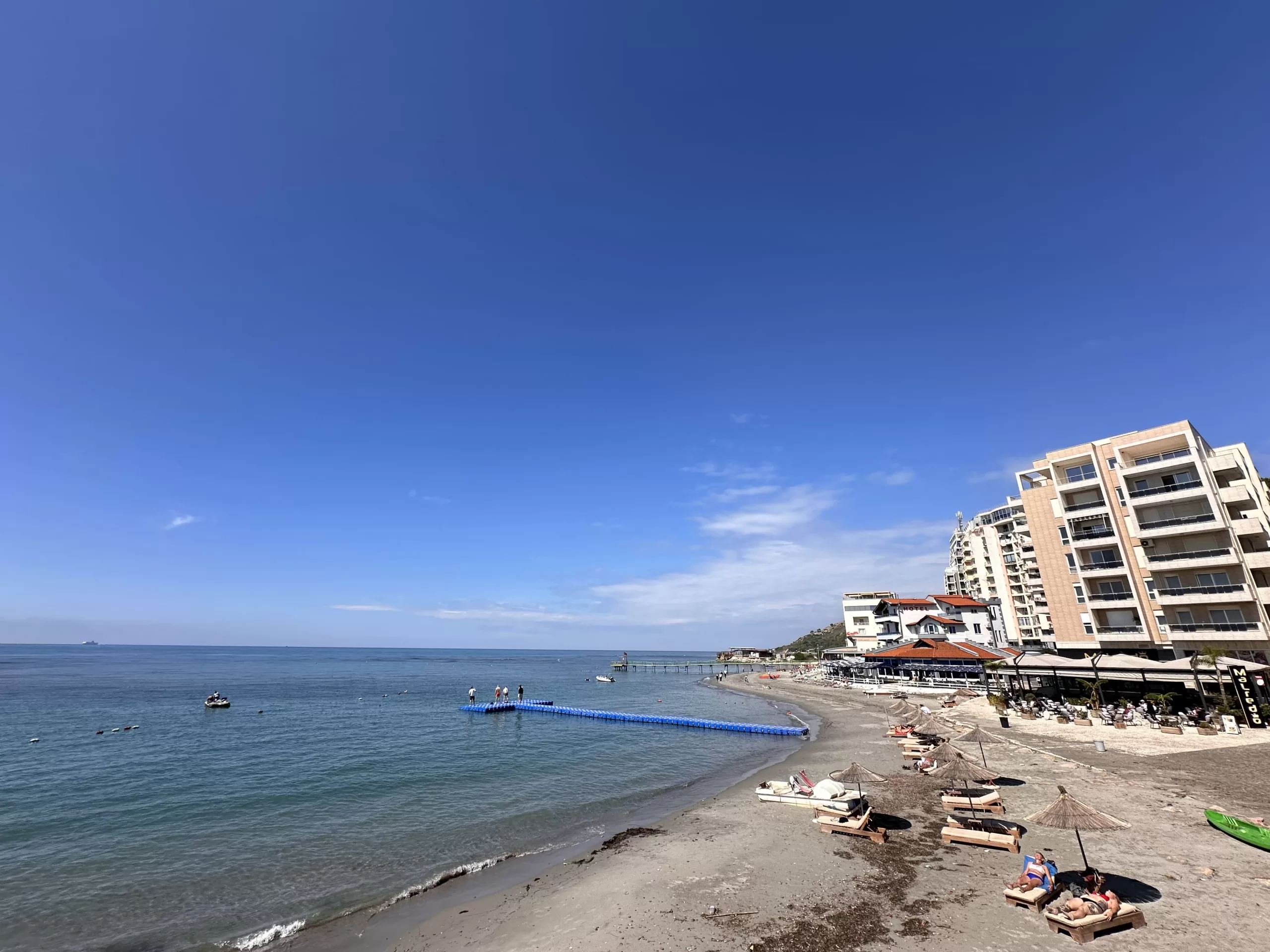 Pasear por la playa en Albania