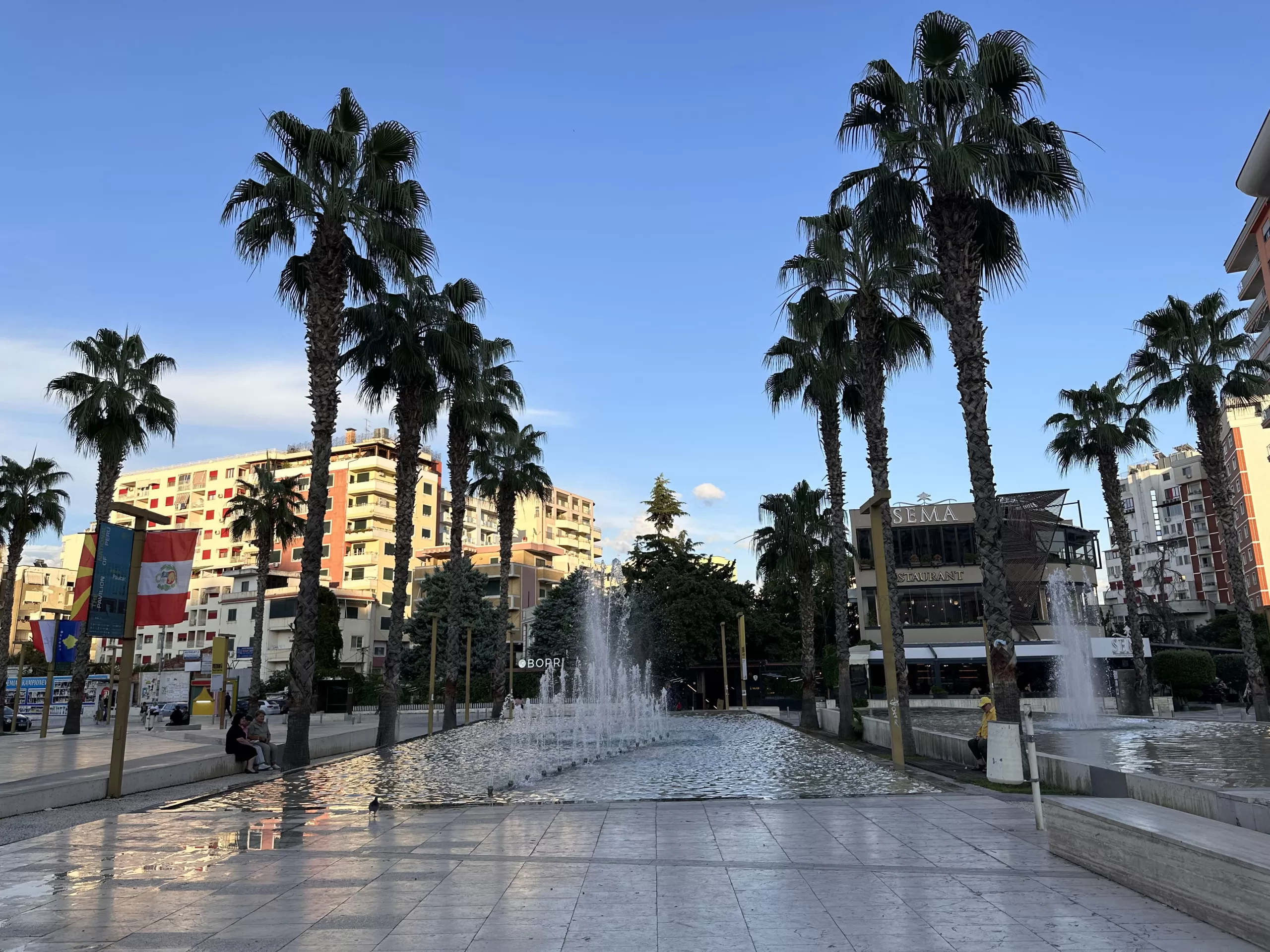 Plaza frente al ayuntamiento de Durres