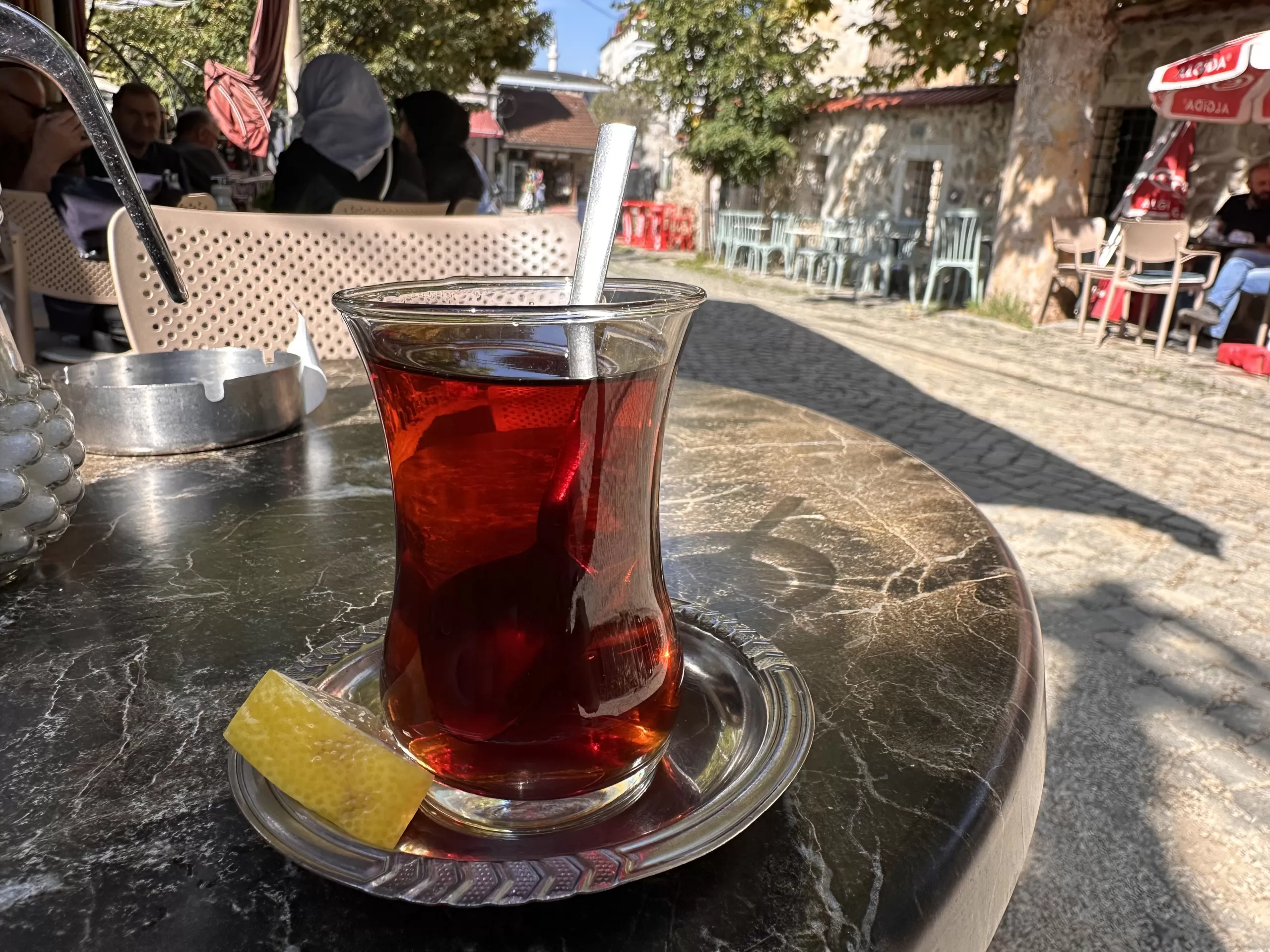 Tomar té en Kosovo