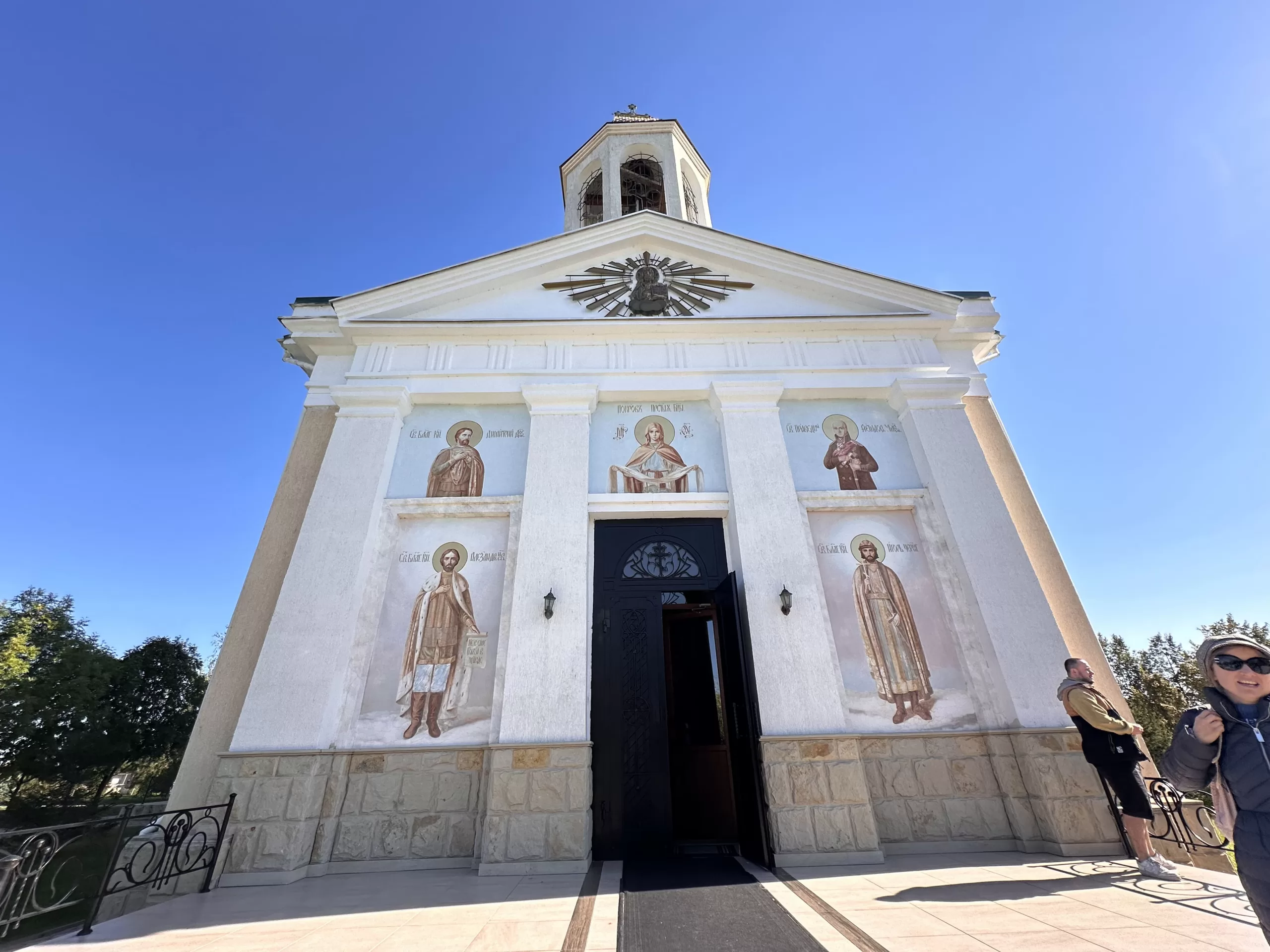 Iglesia de San Alejandro Nevsky: Un Lugar de Paz