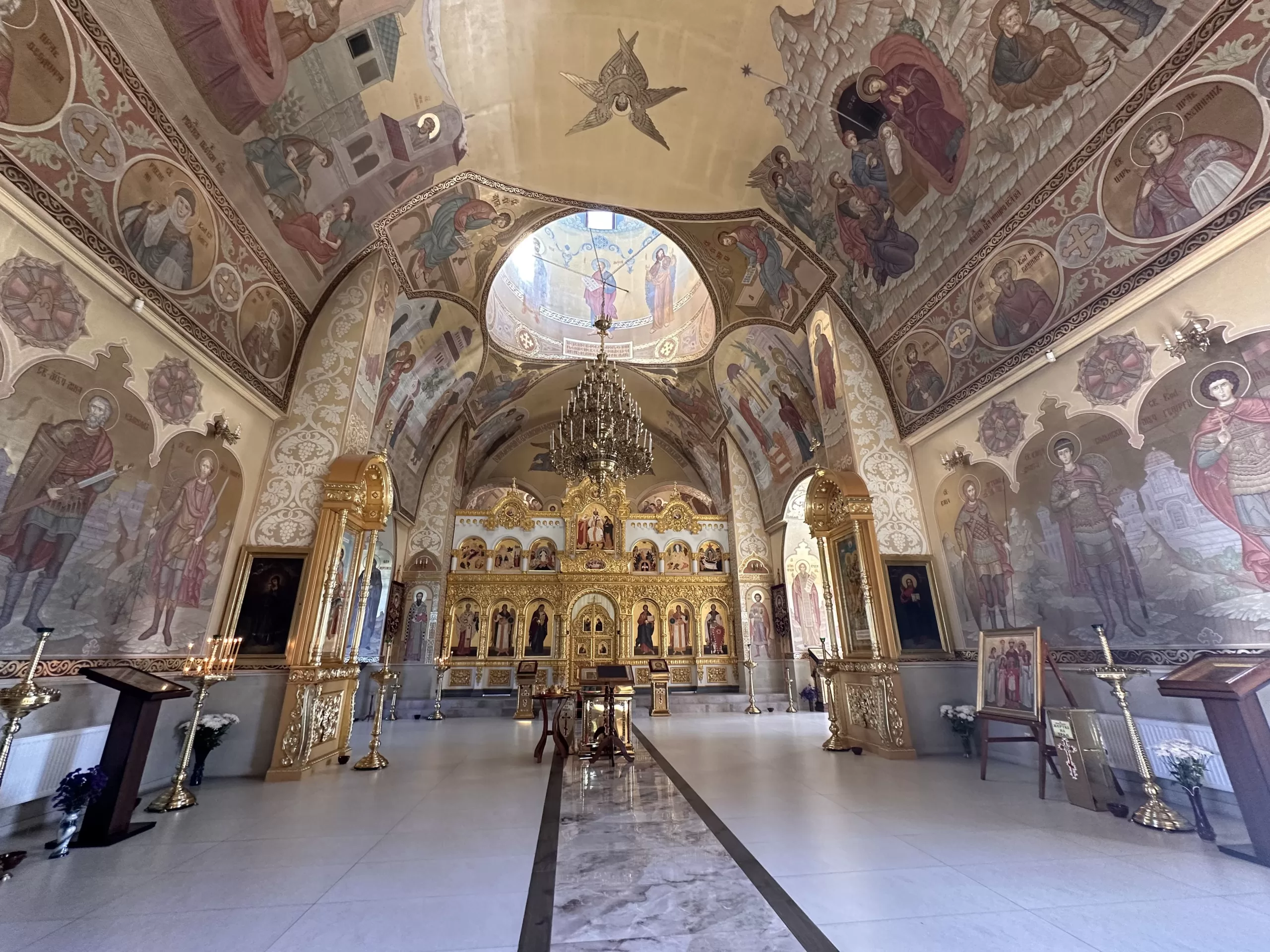 Interior de la iglesia de San Alejandro Nevsky en Bender