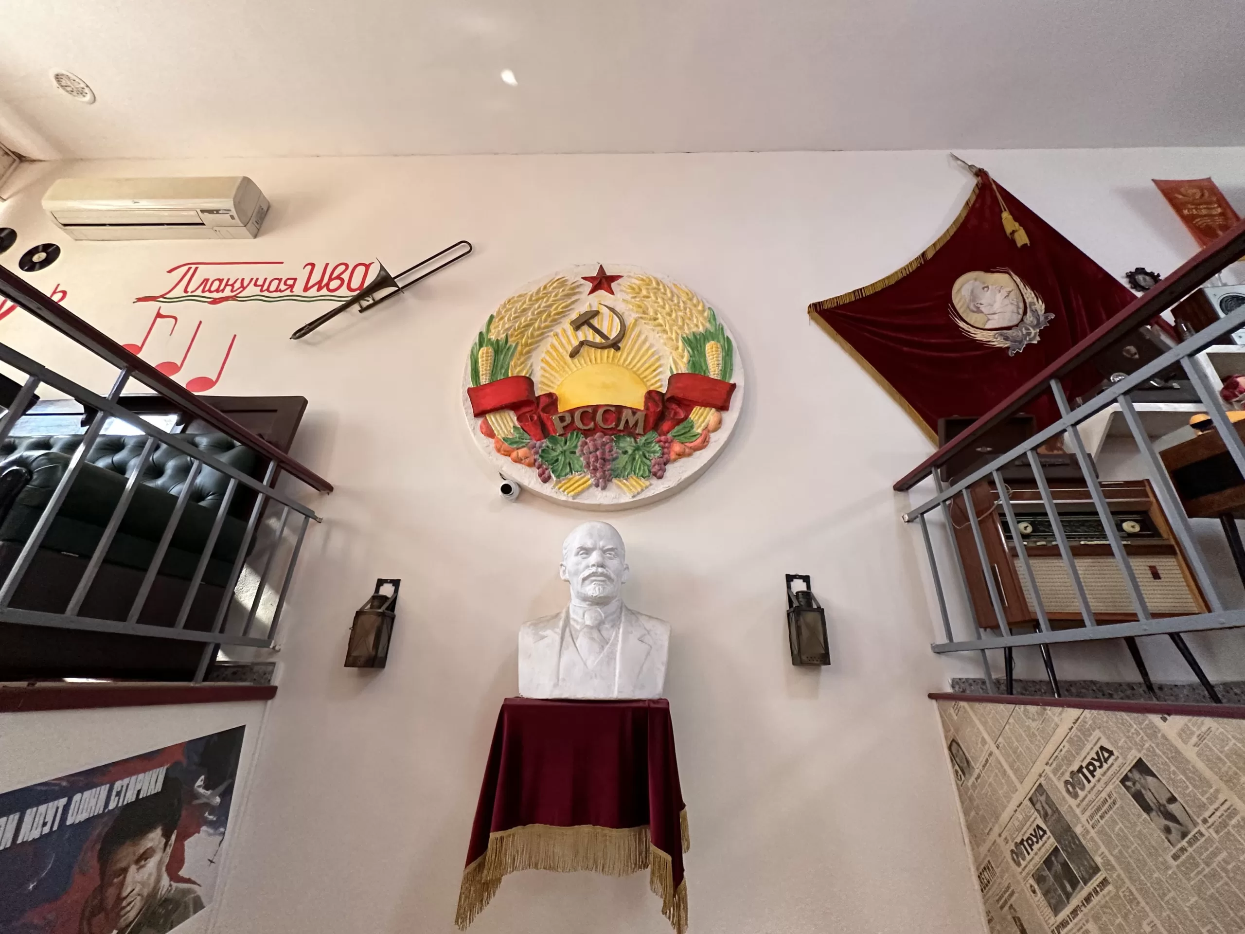 Restaurante soviético con la estatua de Lenin