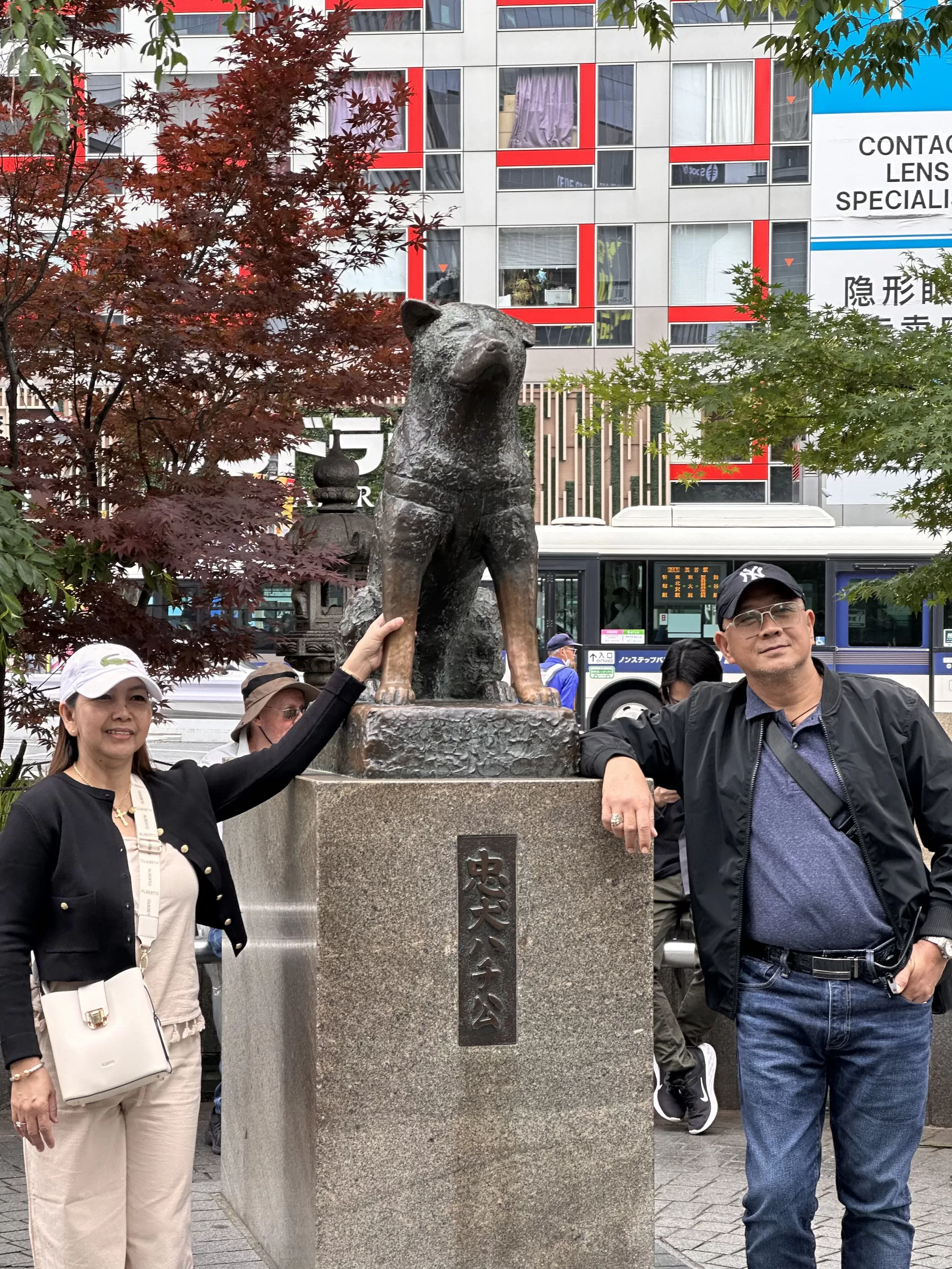 Debes tomarte una foto junto a la estatua de Hachiko