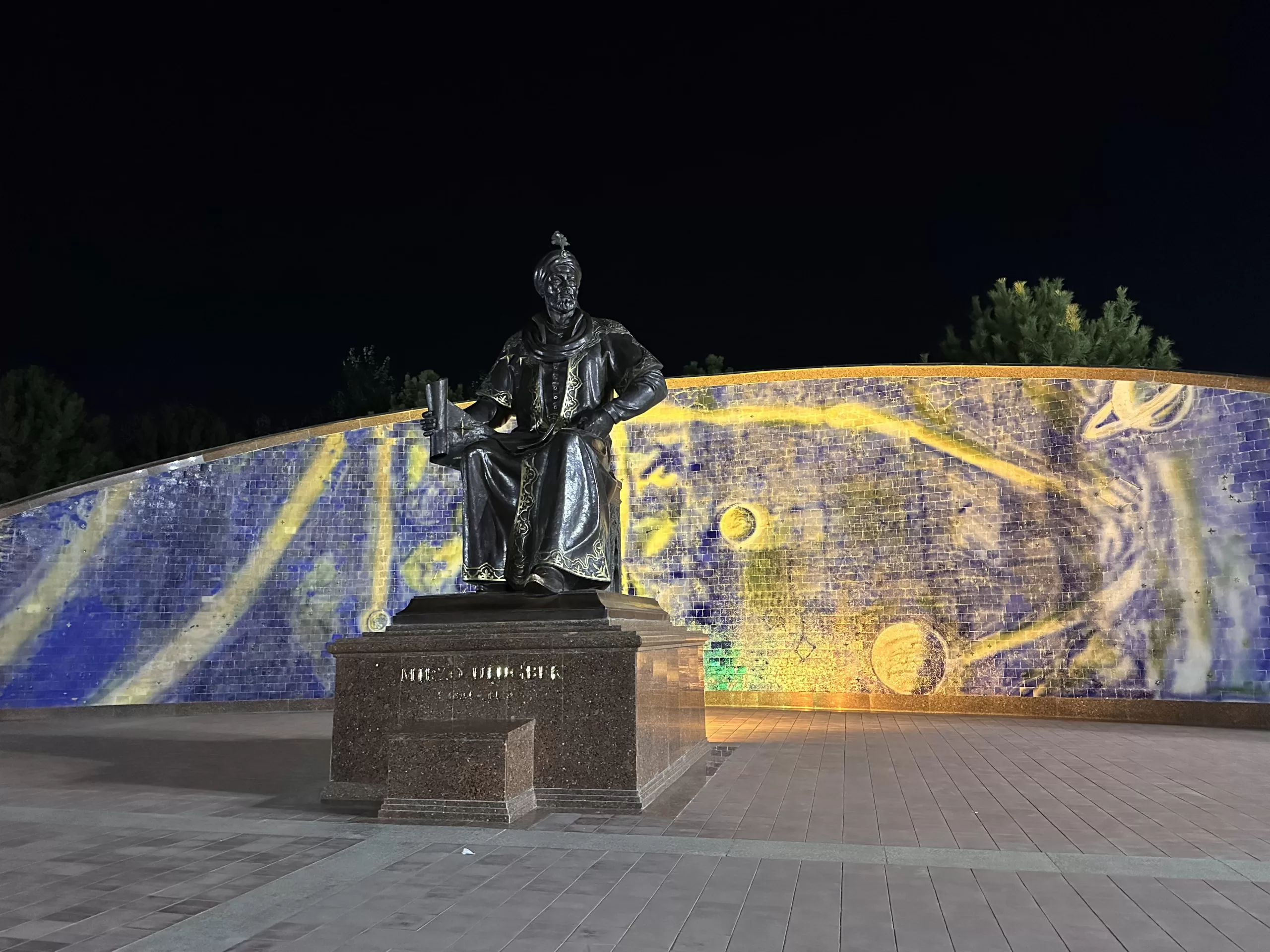 Estatua de Ulugh Beg en Samarcanda