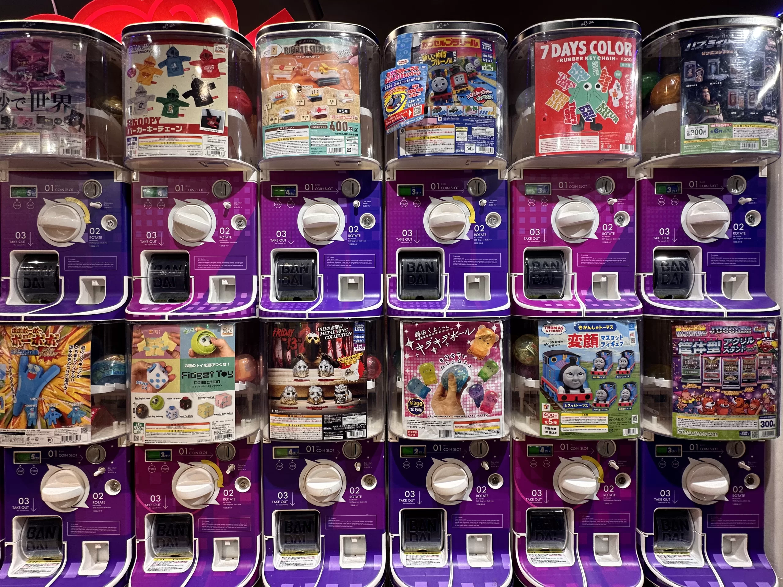 Máquinas de juguetes en cápsulas de Akihabara