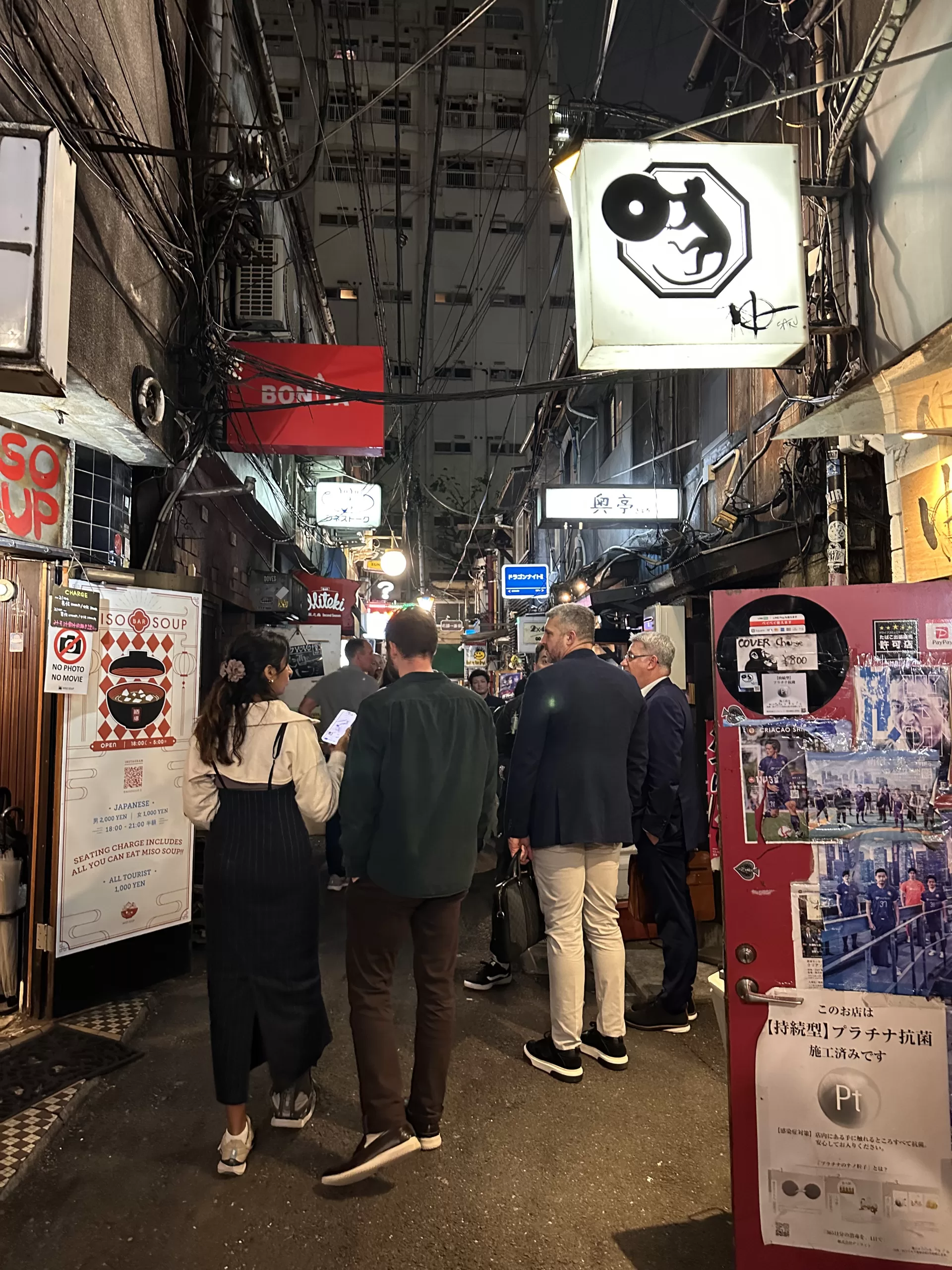 Golden Gai de Noche en Tokio - Visitar Shinjuku en Tokio
