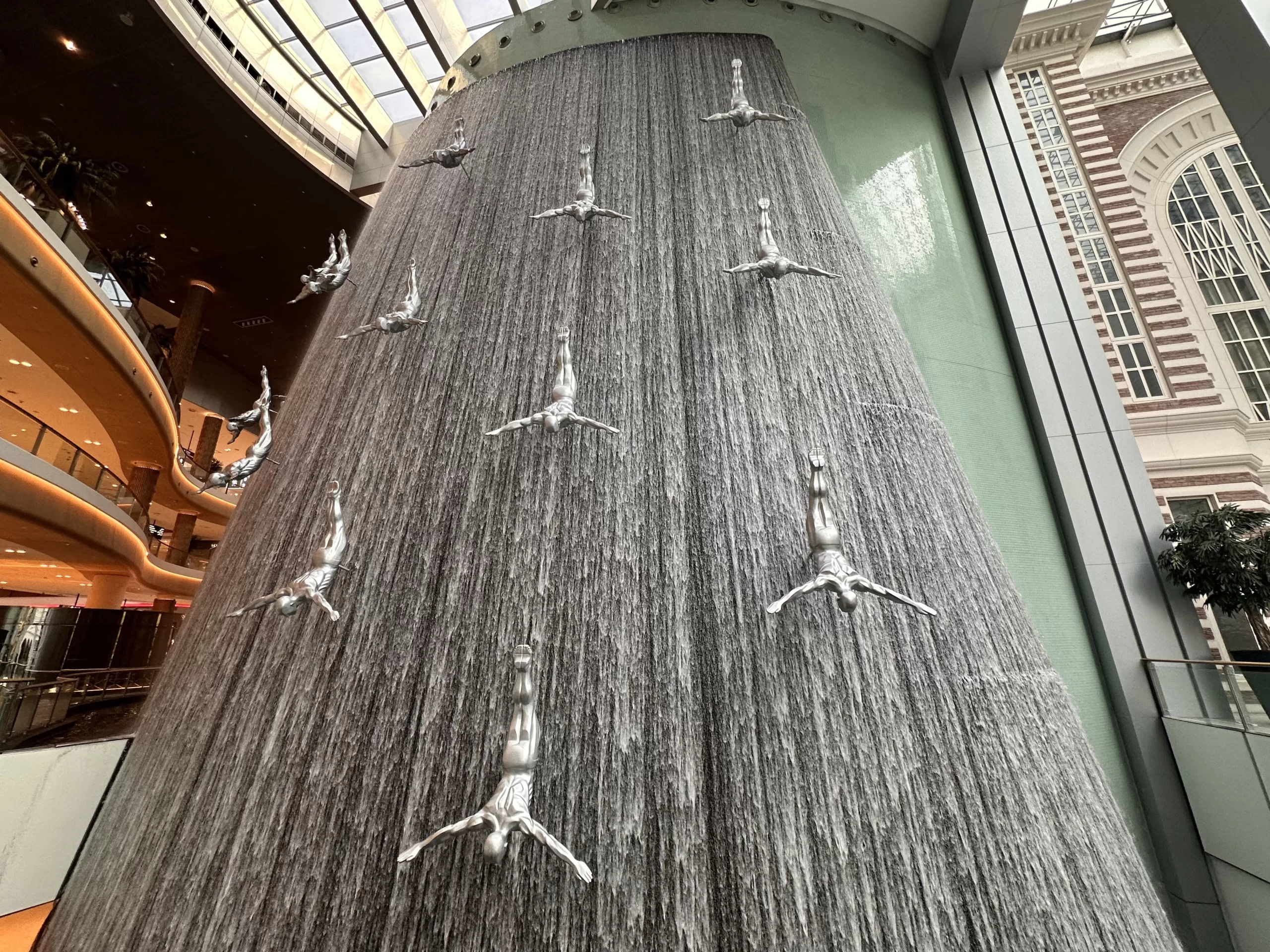 Cascada de clavadistas en el Dubai Mall