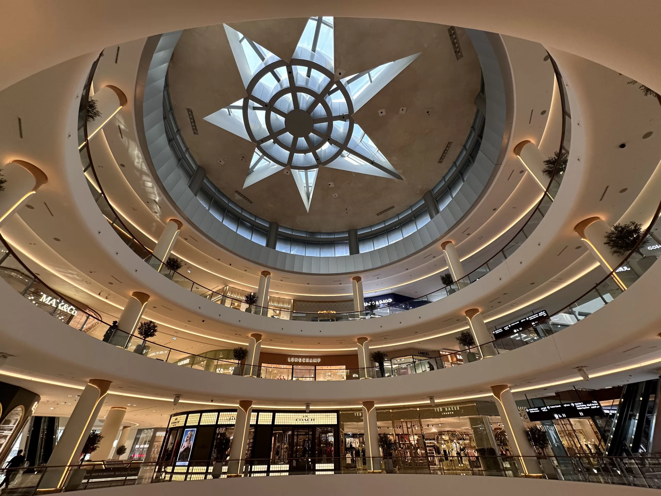 Recorrer las tiendas del Dubai Mall