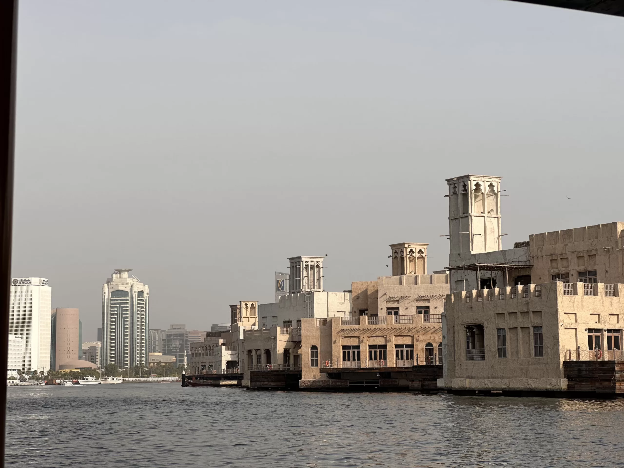 Pasear por Dubai Creek en Emiratos Árabes Unidos