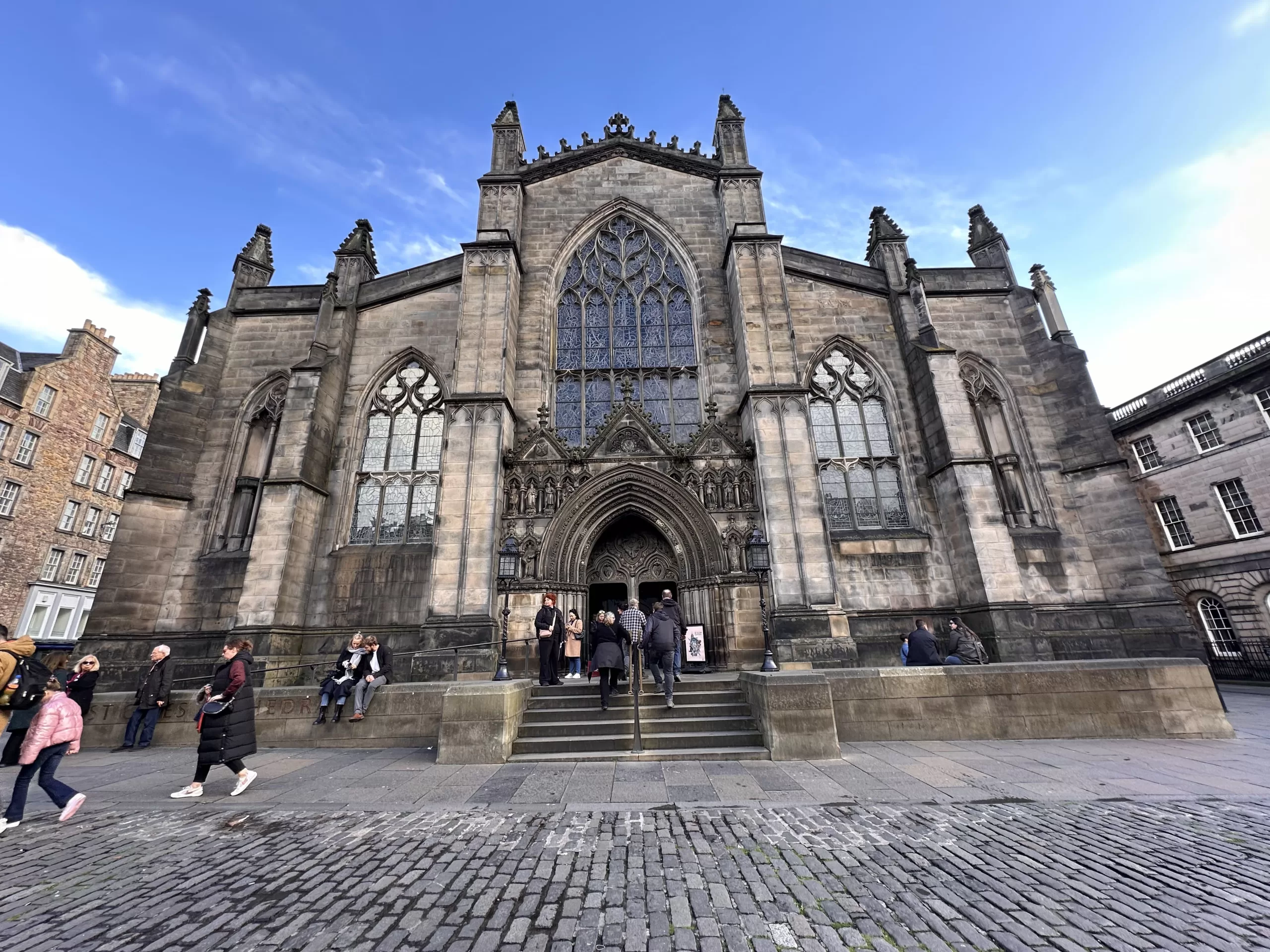 Visitar la Catedral de Edimburgo: Un Tesoro de Historia y Belleza