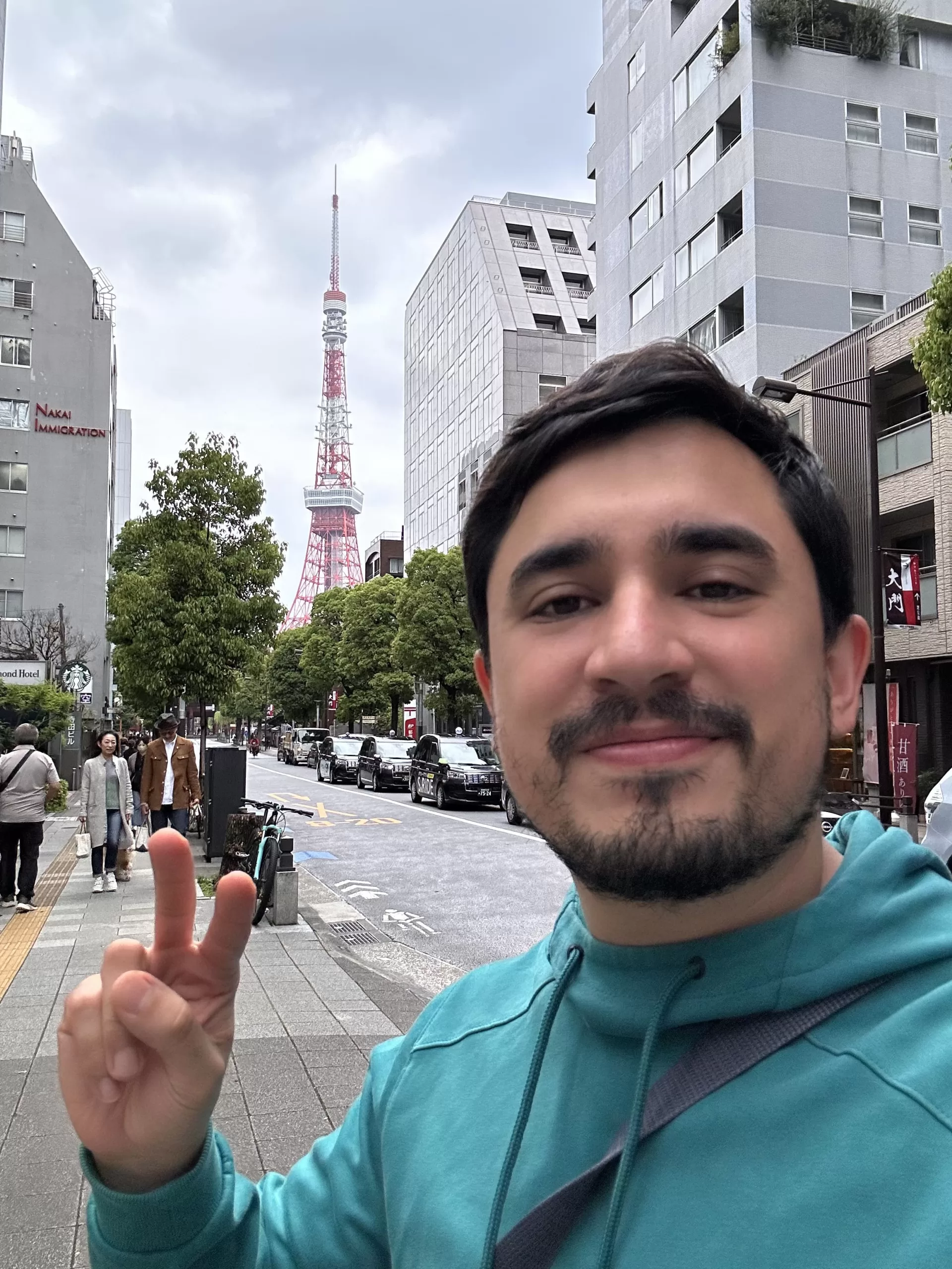 Foto junto a la torre de tokio en Japón