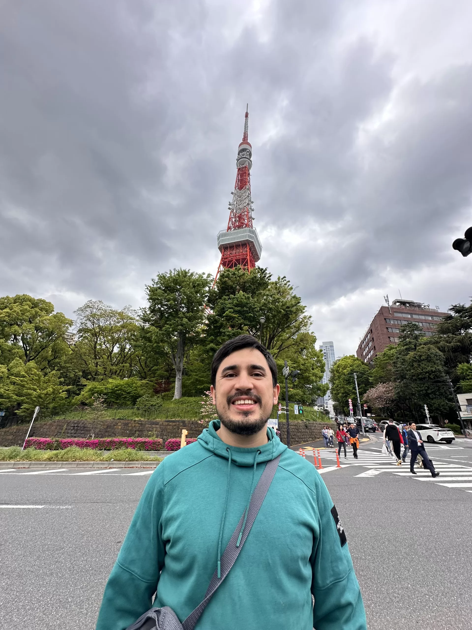 Frente a la Torre de Tokio en Japón
