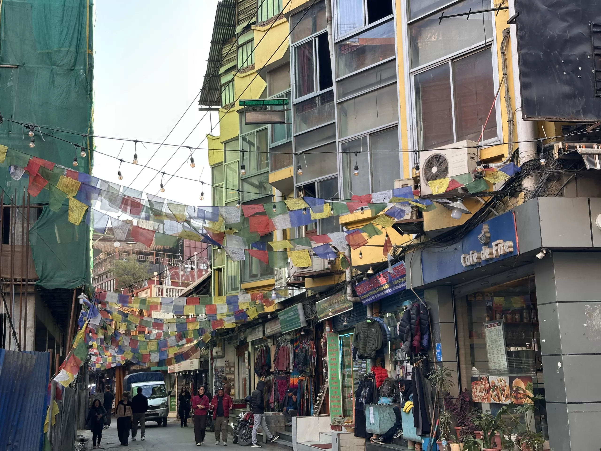 Caminar por las calles de Thamel en Katmandú