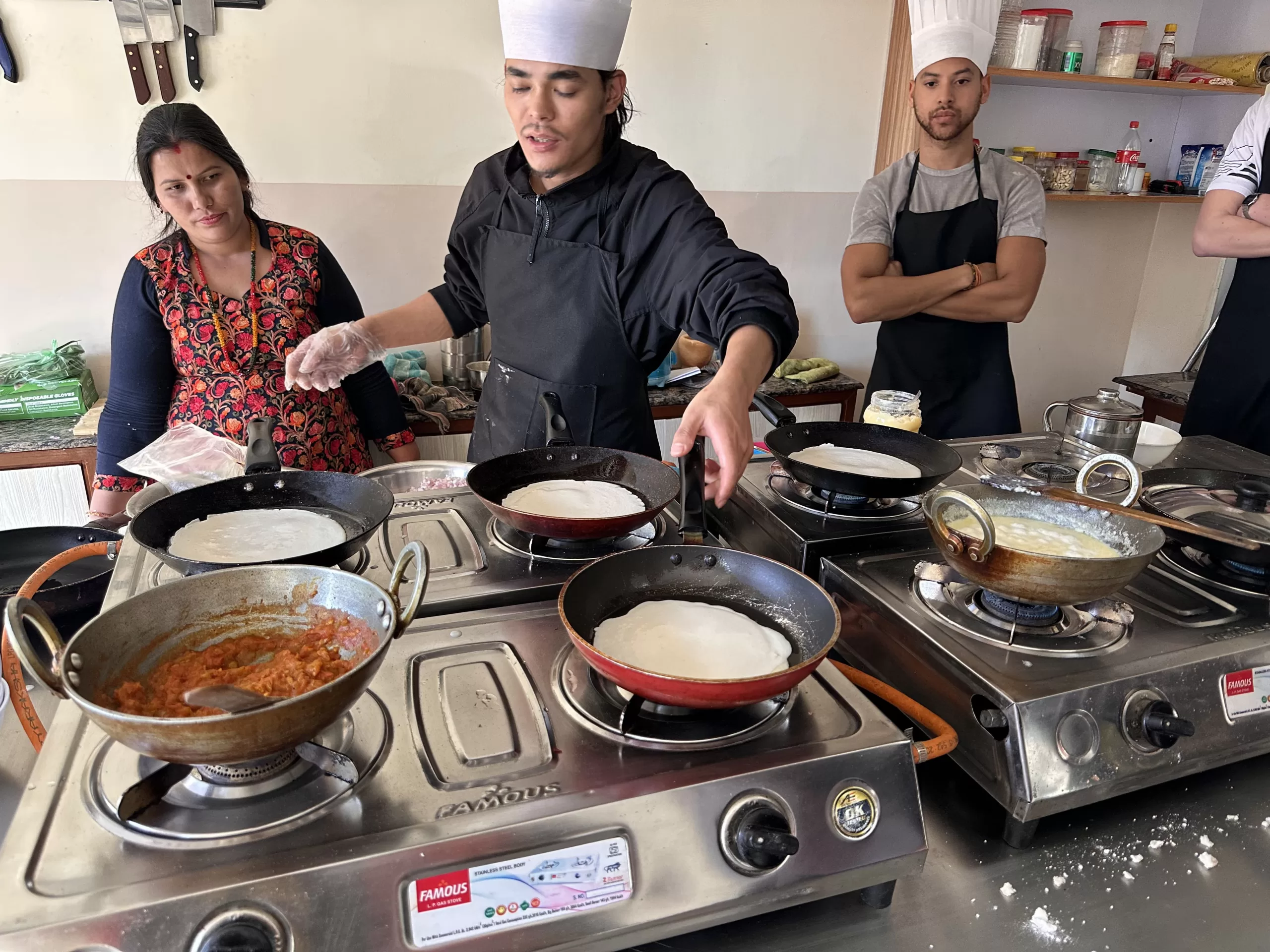 Preparando momos en Nepal