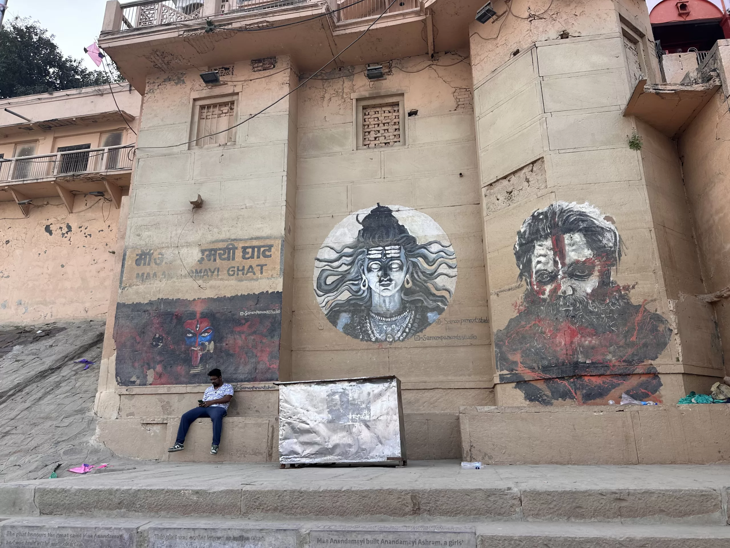 Dioses por las calles de Varanasi en India