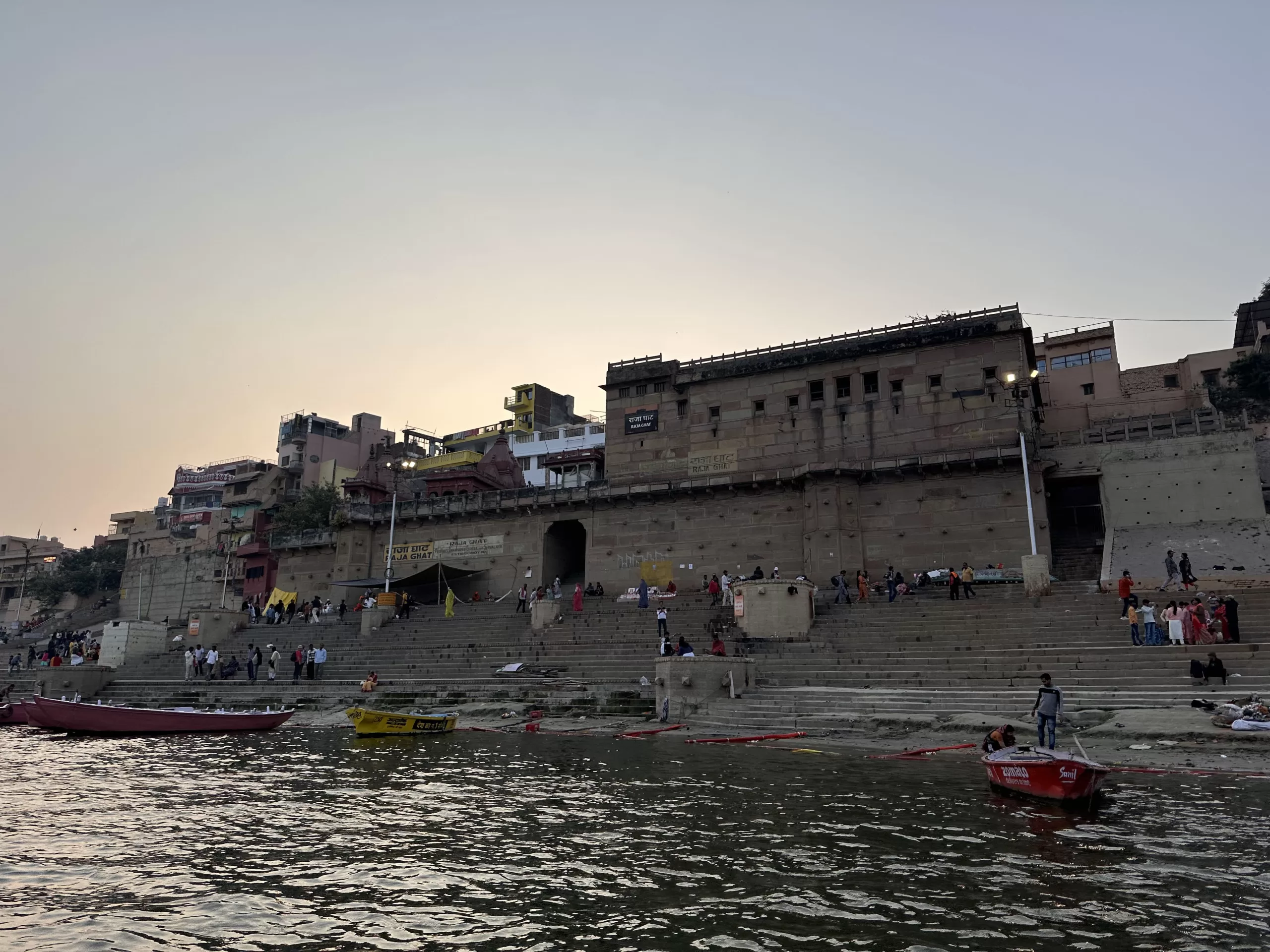 Disfrutar de las vistas a la ciudad de Benarés (Varanasi) desde el río Ganges