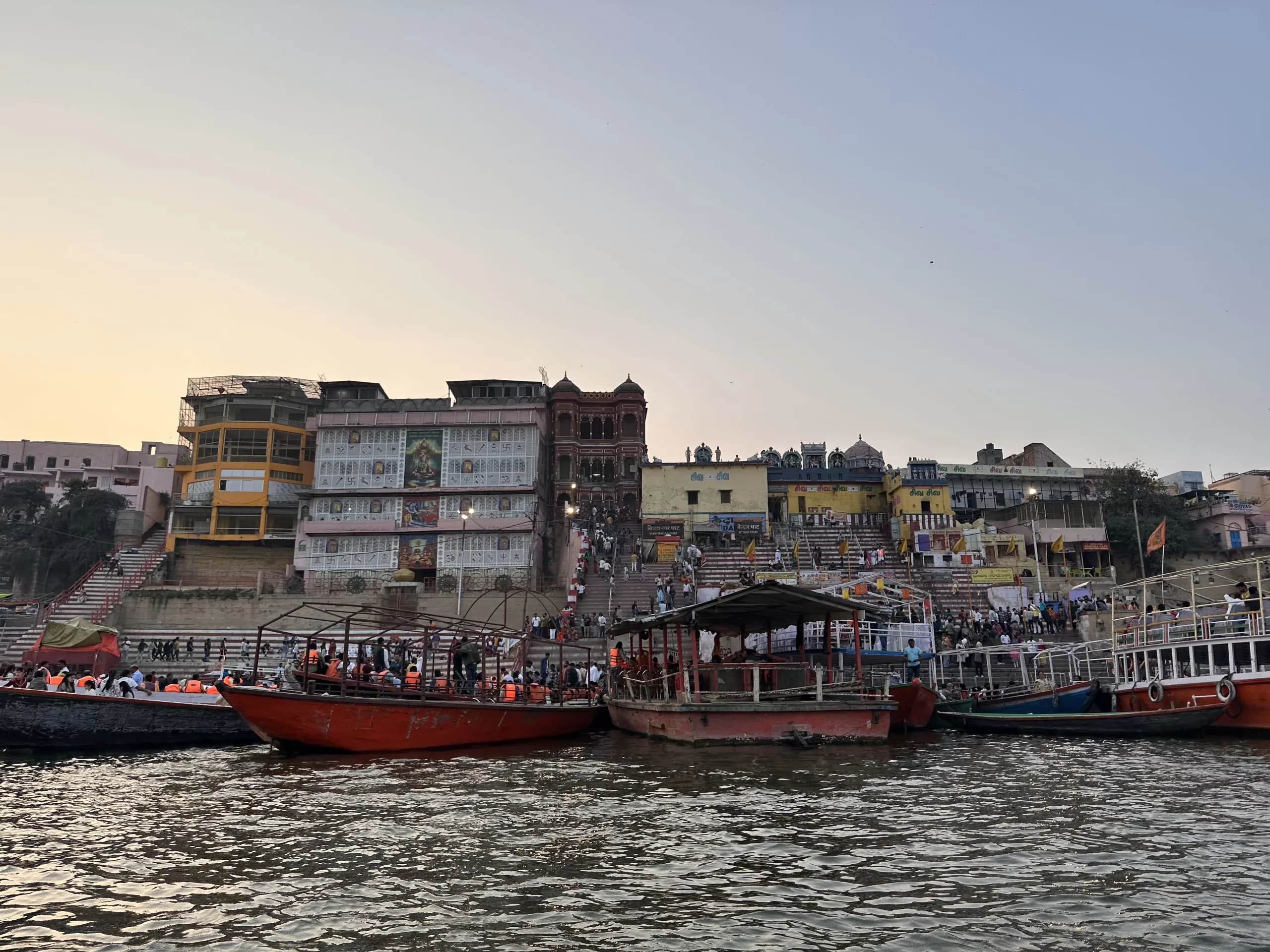 Ver la ciudad de Benarés (Varanasi) desde el río Ganges