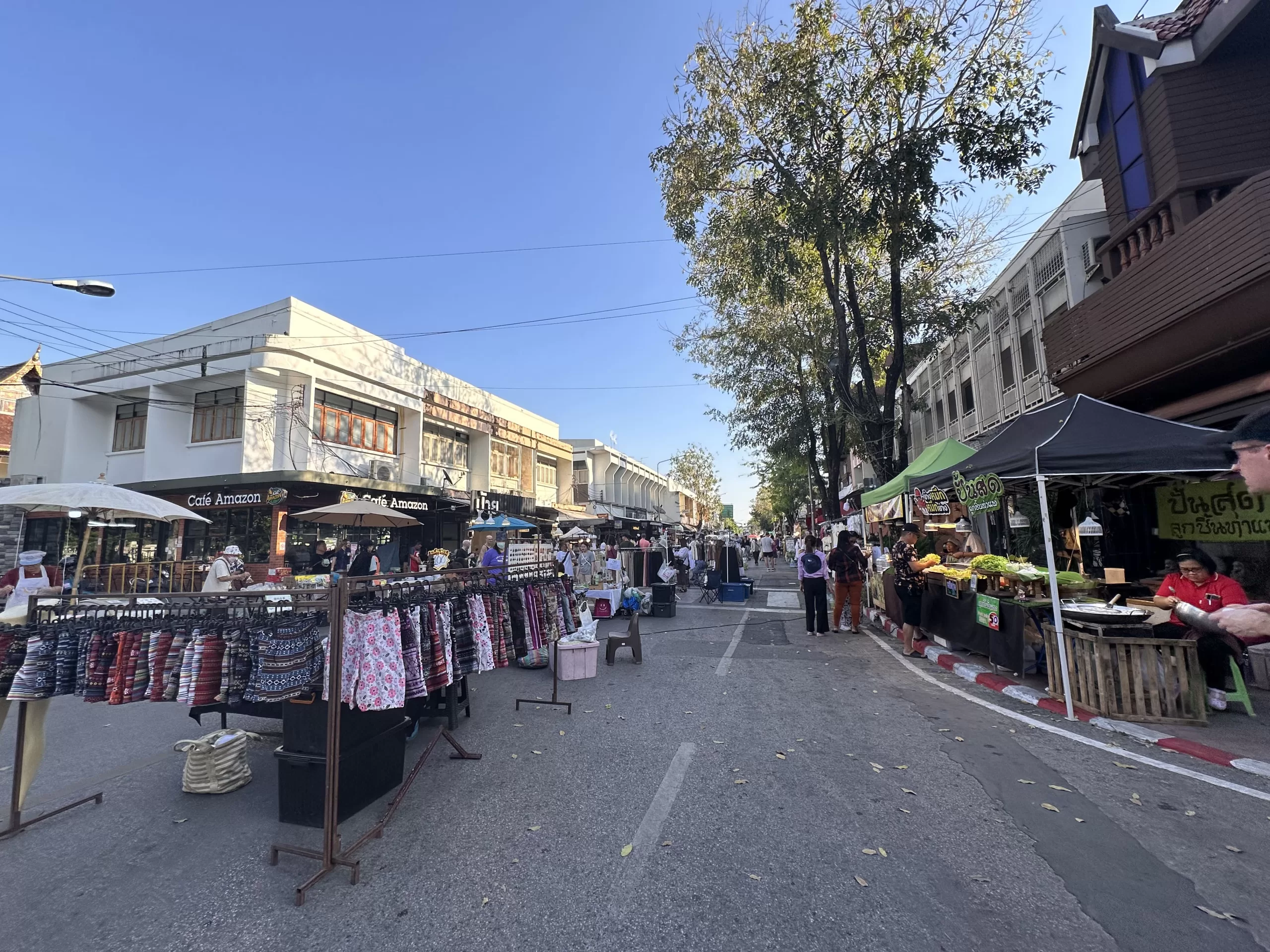 La Calle Nimmanhaemin: Vida Nocturna y Comercios