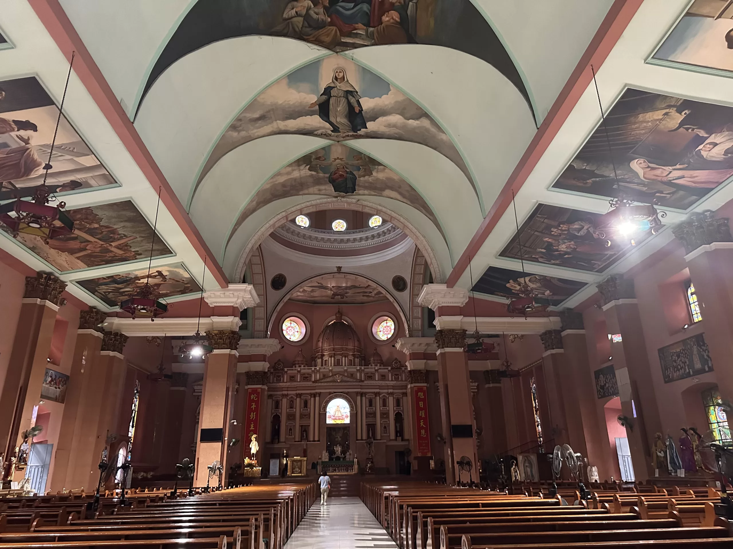 Interior de la basílica Menor de San Lorenzo Ruiz