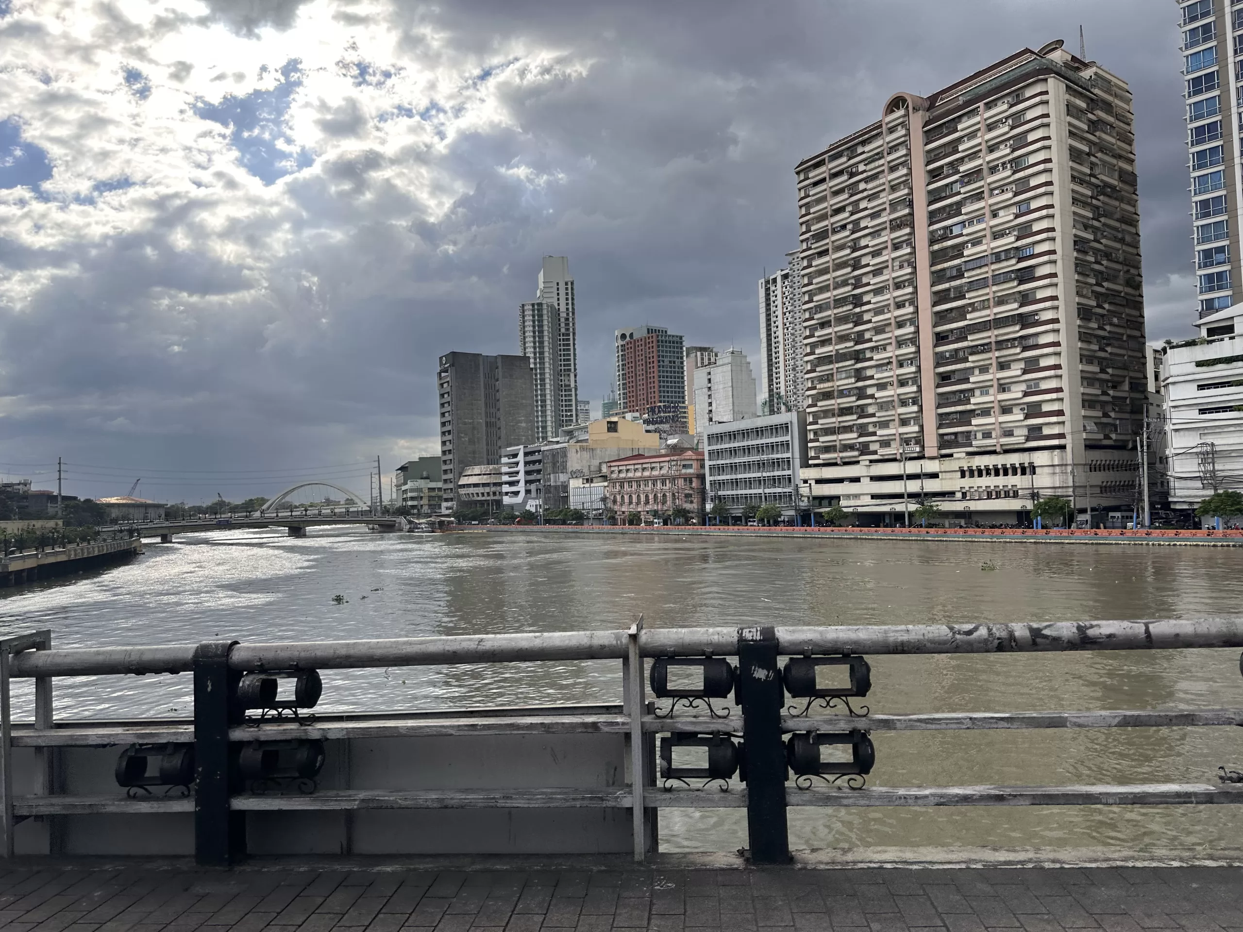Caminar a las orillas del Río Pasig en Manila