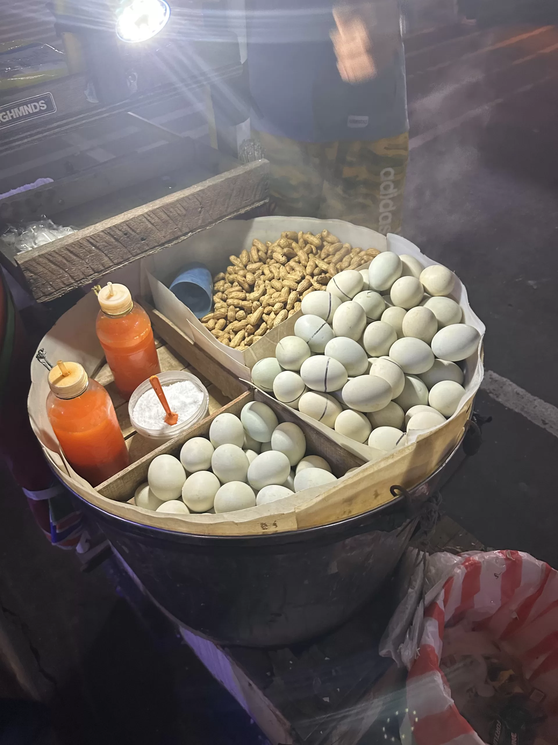 Comer huevos en las calles de Filipinas