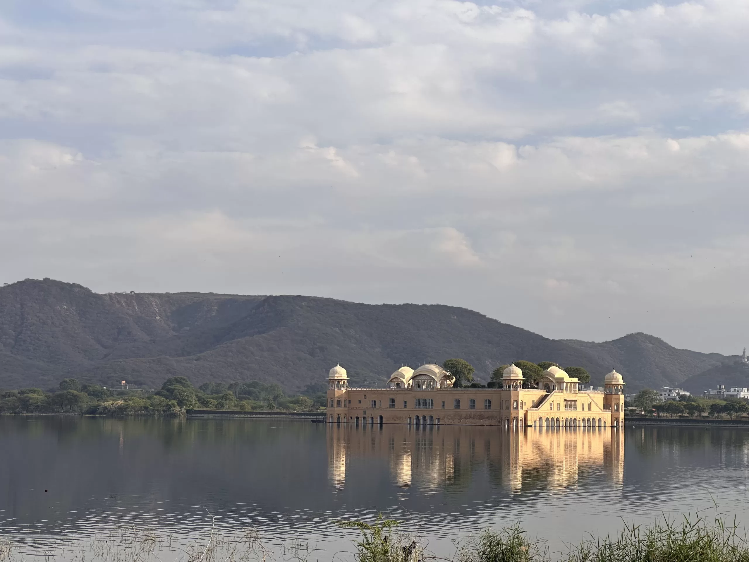 El Jal Mahal: Un Palacio Flotante en el Lago Man Sagar