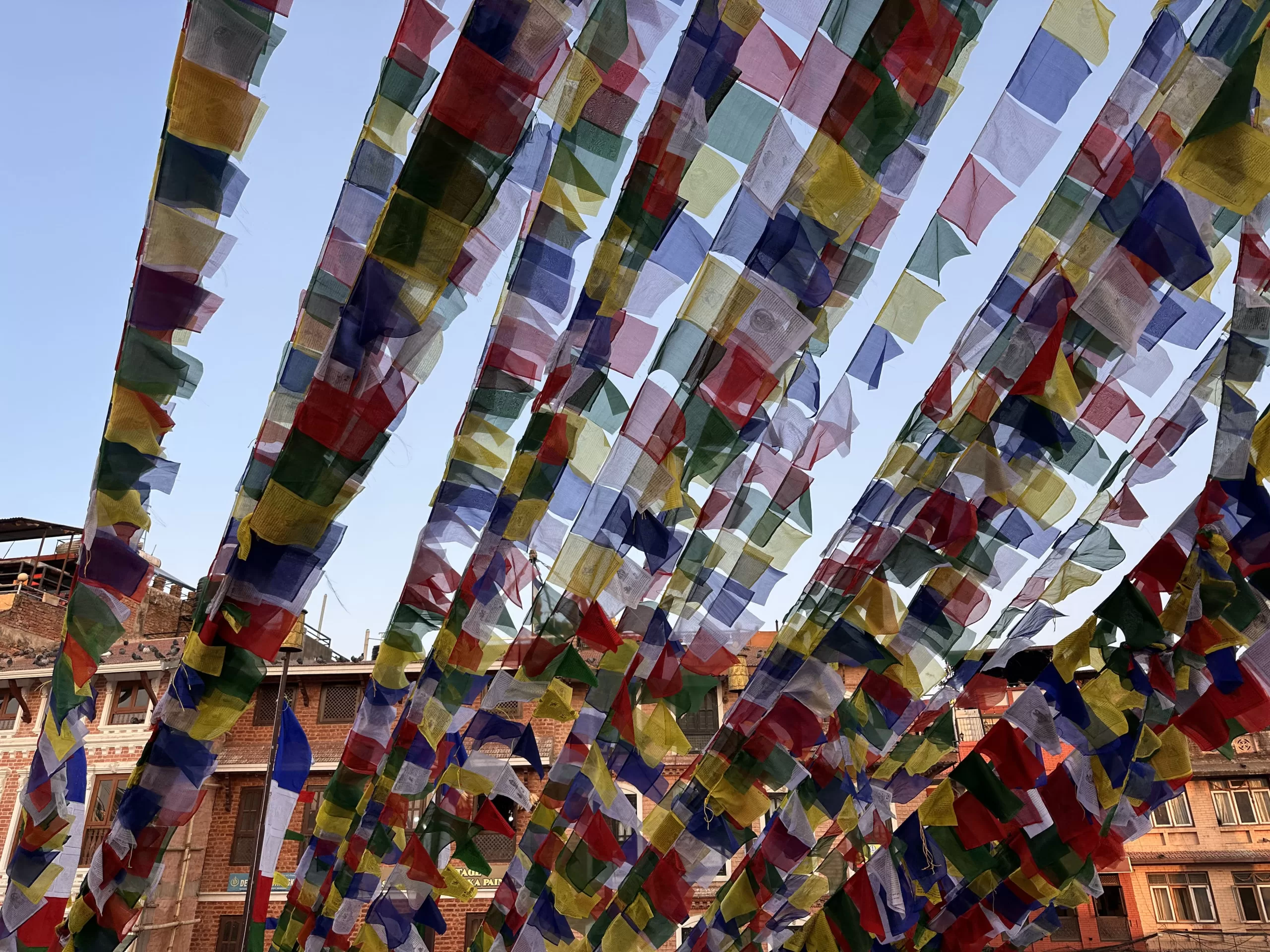 Banderas en la estupa de Boudha en Nepal