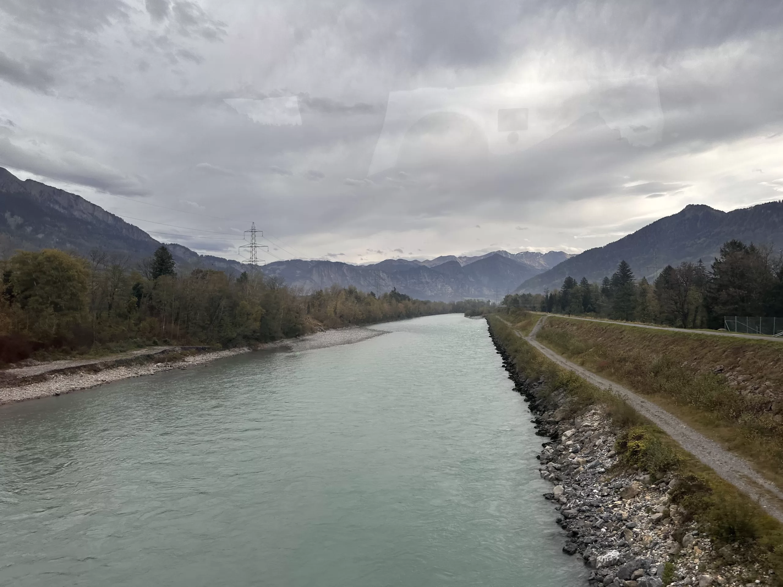 Río Rin y el Puente de Madera en Vaduz