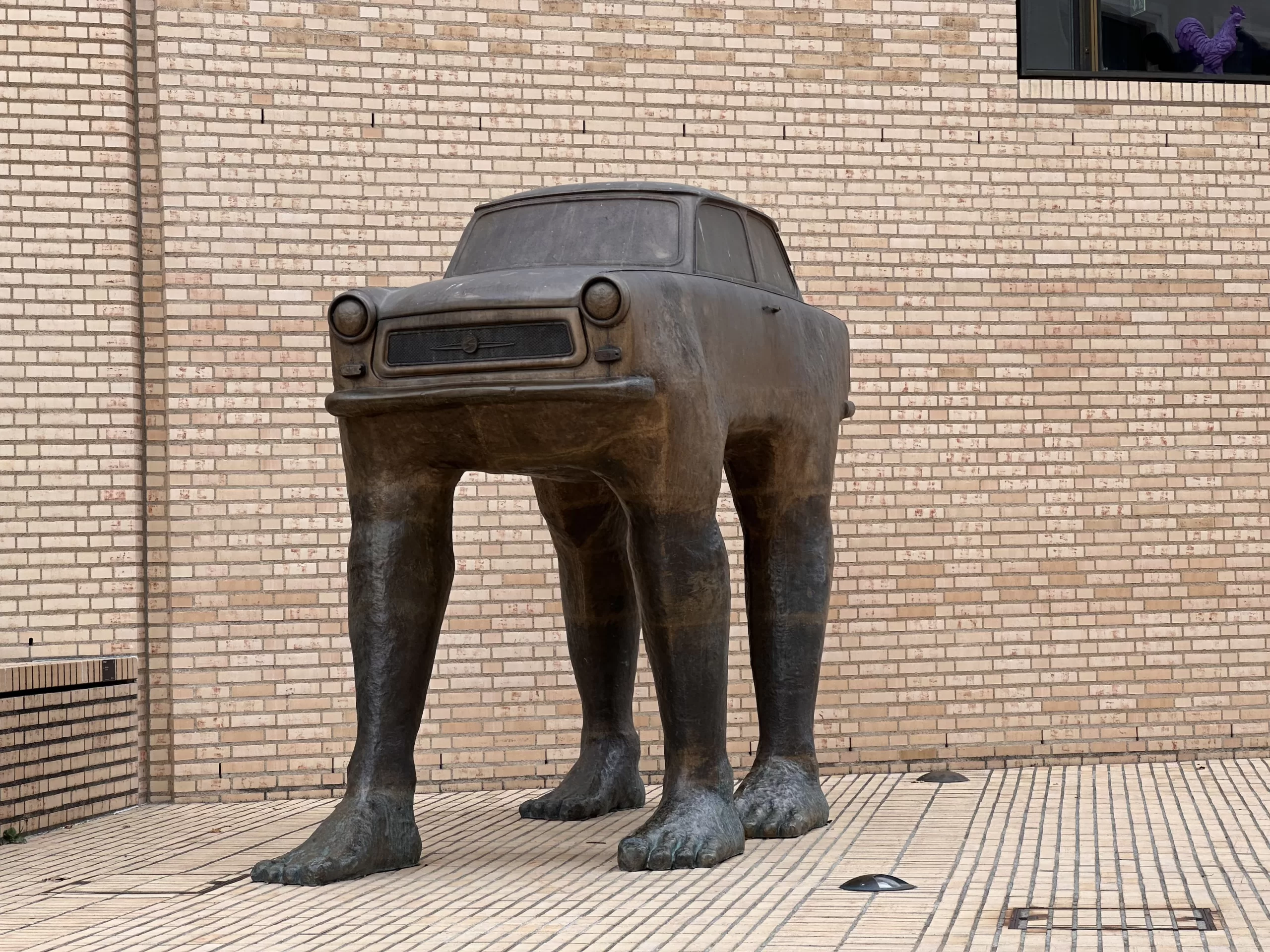 Carro con piernas en Vaduz