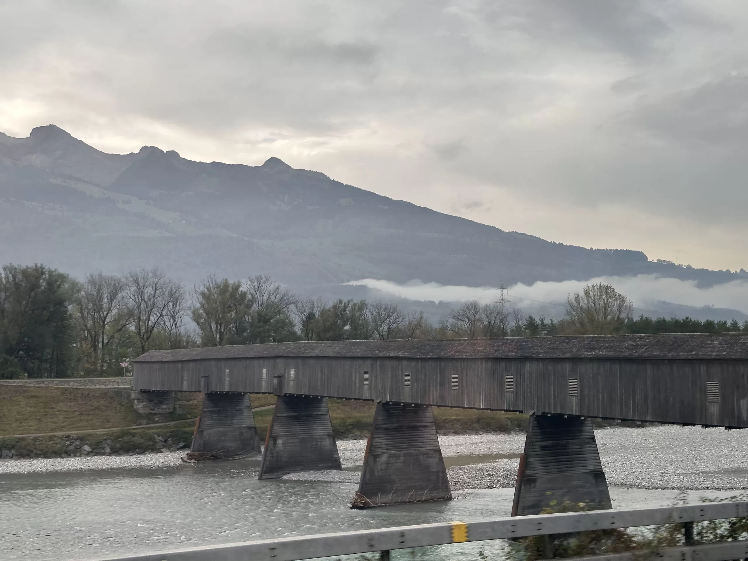 Caminata por el Río Rin y el Puente de Madera