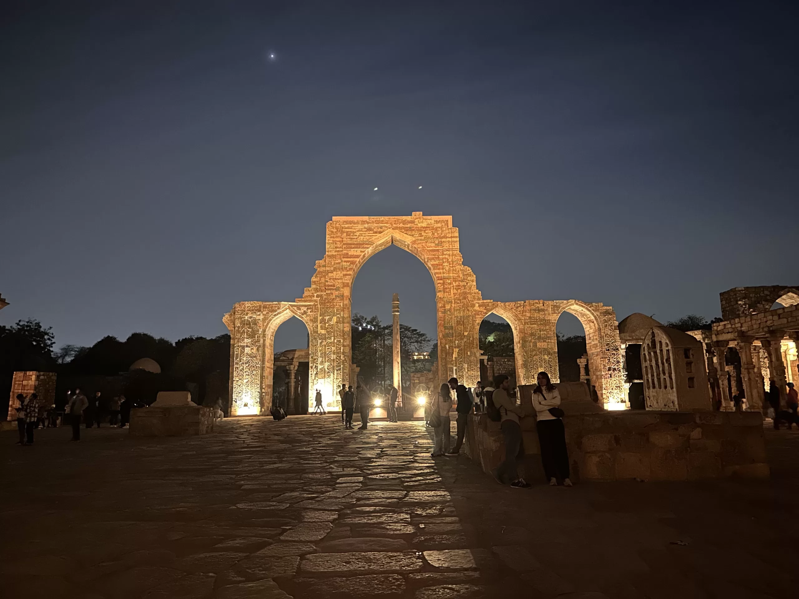 Qutub Minar es el minarete de ladrillos más alto del mundo
