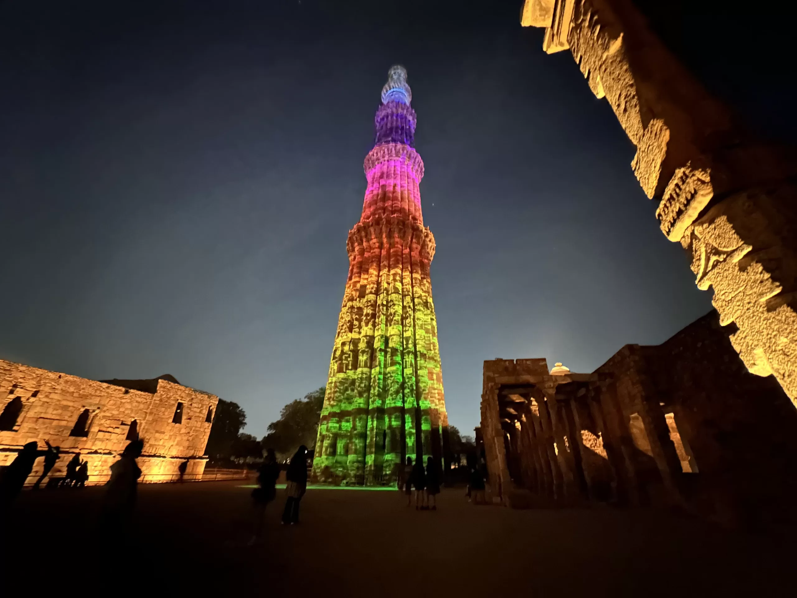 Visita Qutub Minar en la Noche