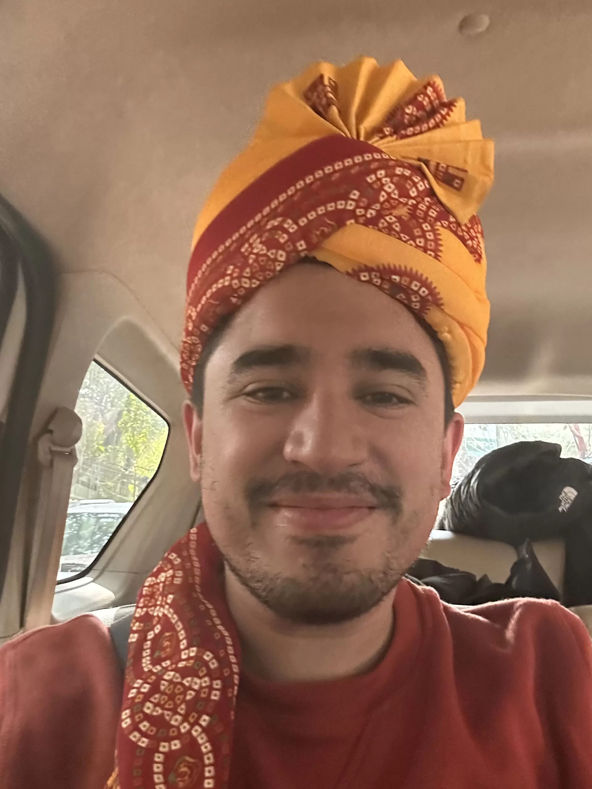 Vistiendo un sombrero tradicional en India