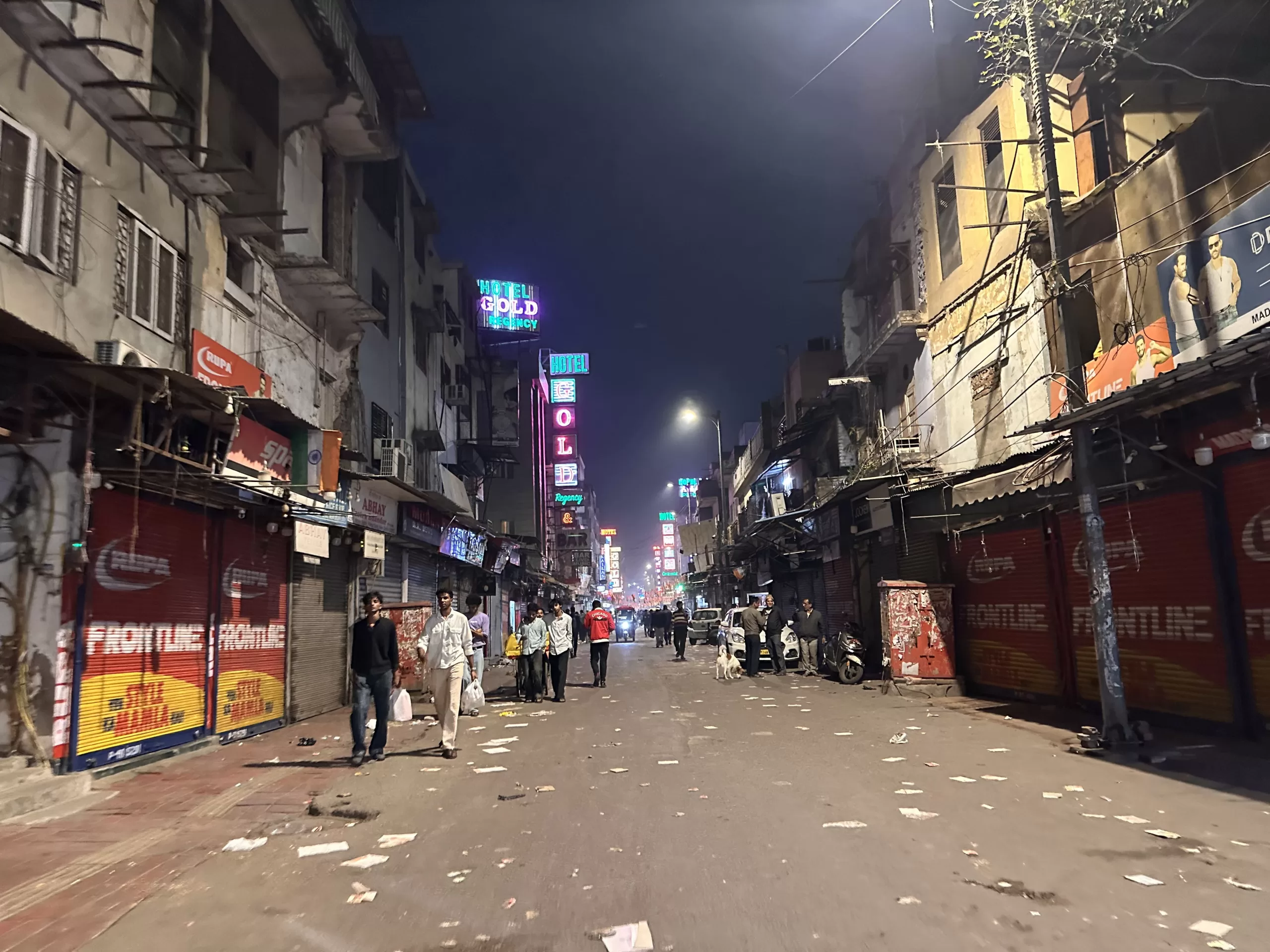 De noche por el bazar de Nueva Delhi