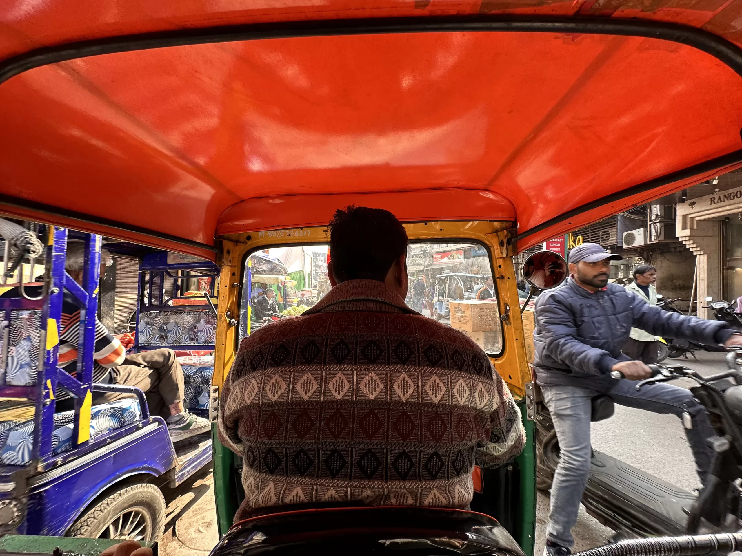 En tuk tuk por Nueva Delhi