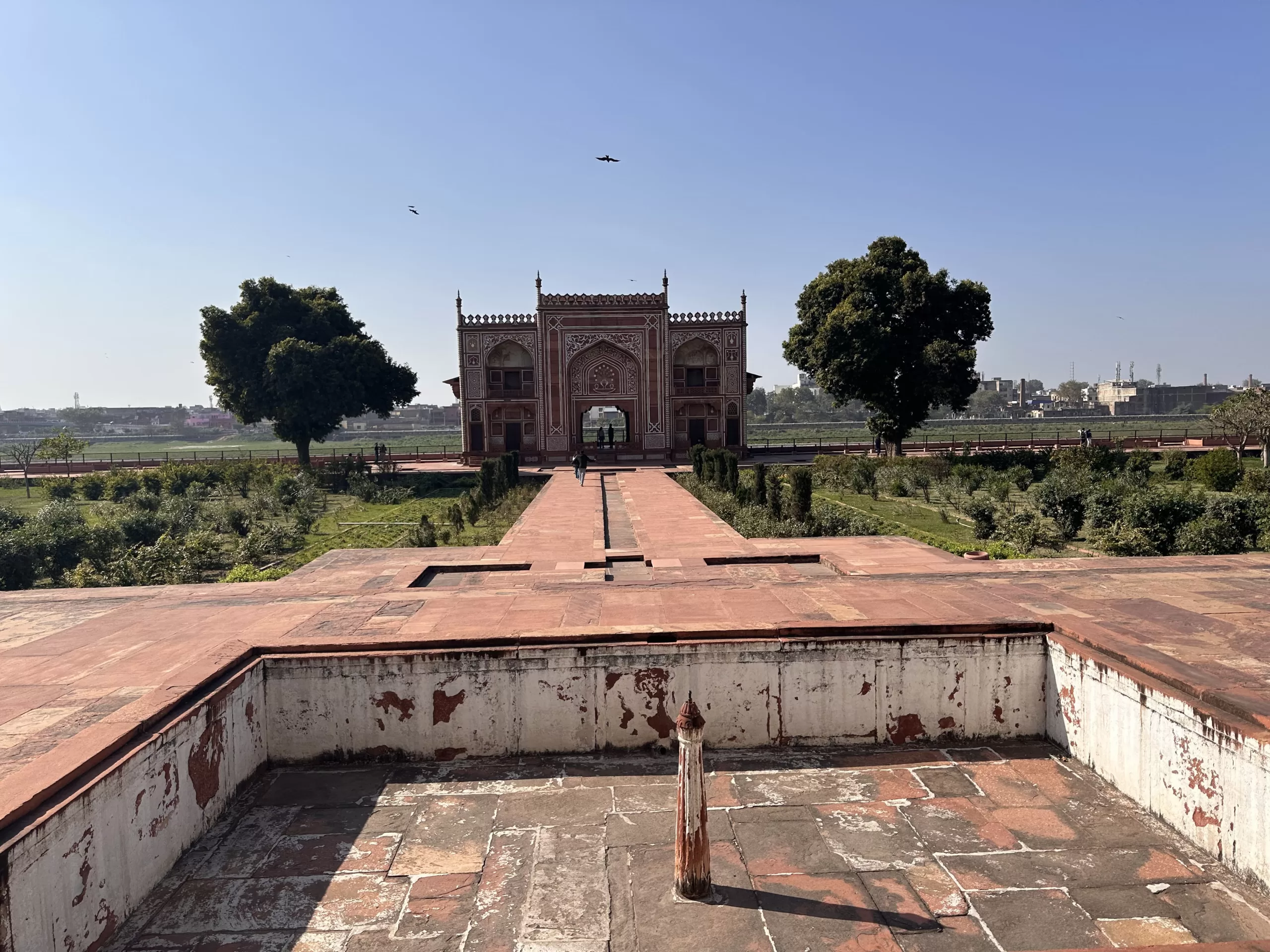 Jardines Mughal alrededor del pequeño Taj mahal