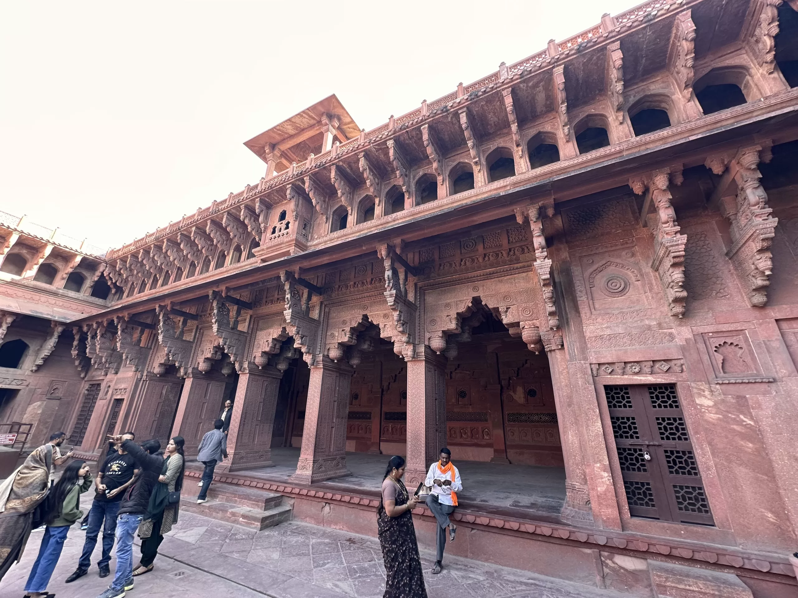 Apreciar la arquitectura del fuerte de Agra en la India